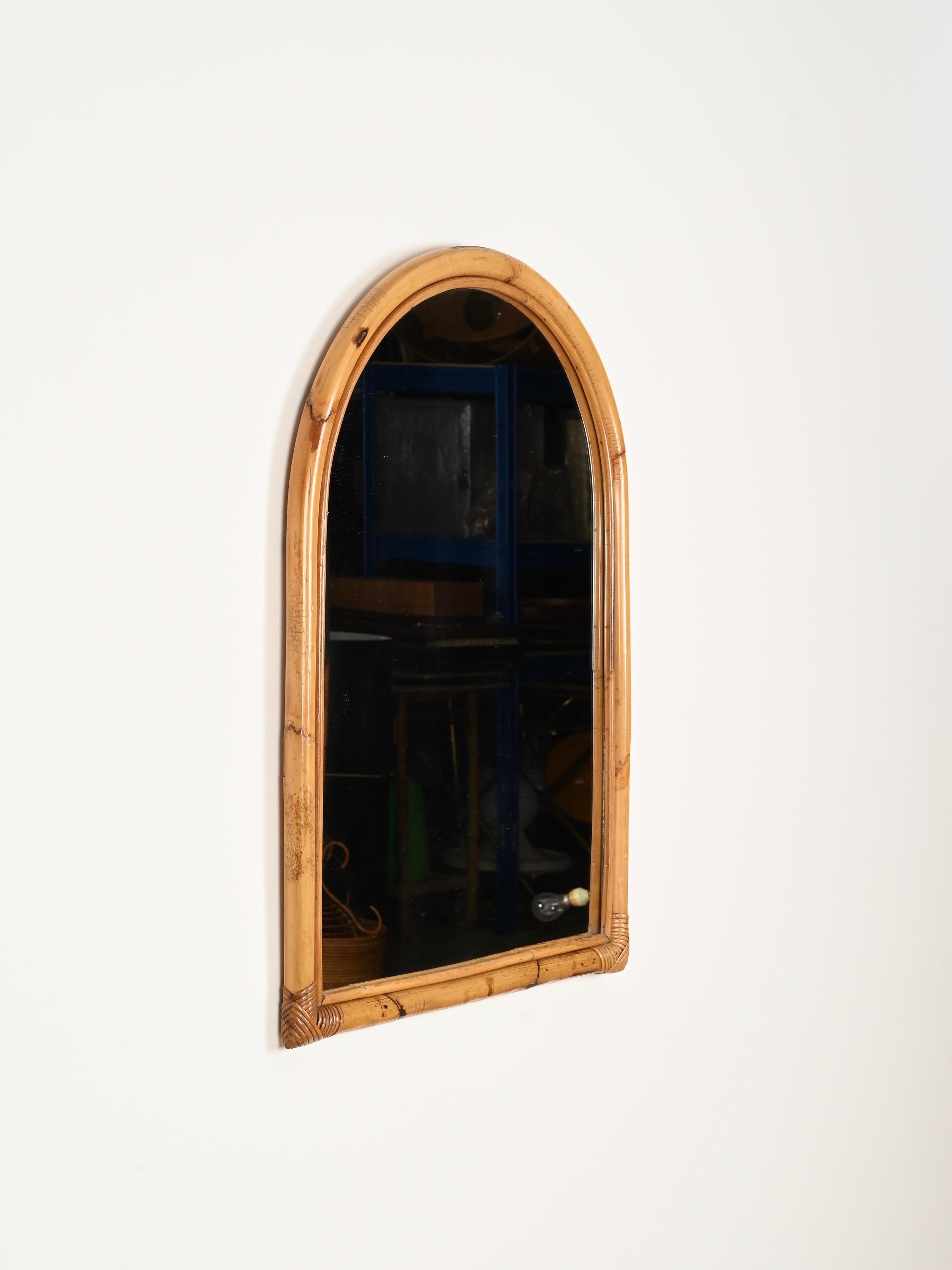 italien Miroir en arc de la Côte d'Azur française du milieu du siècle dernier en bambou et osier de rotin, Italie, 1970 en vente