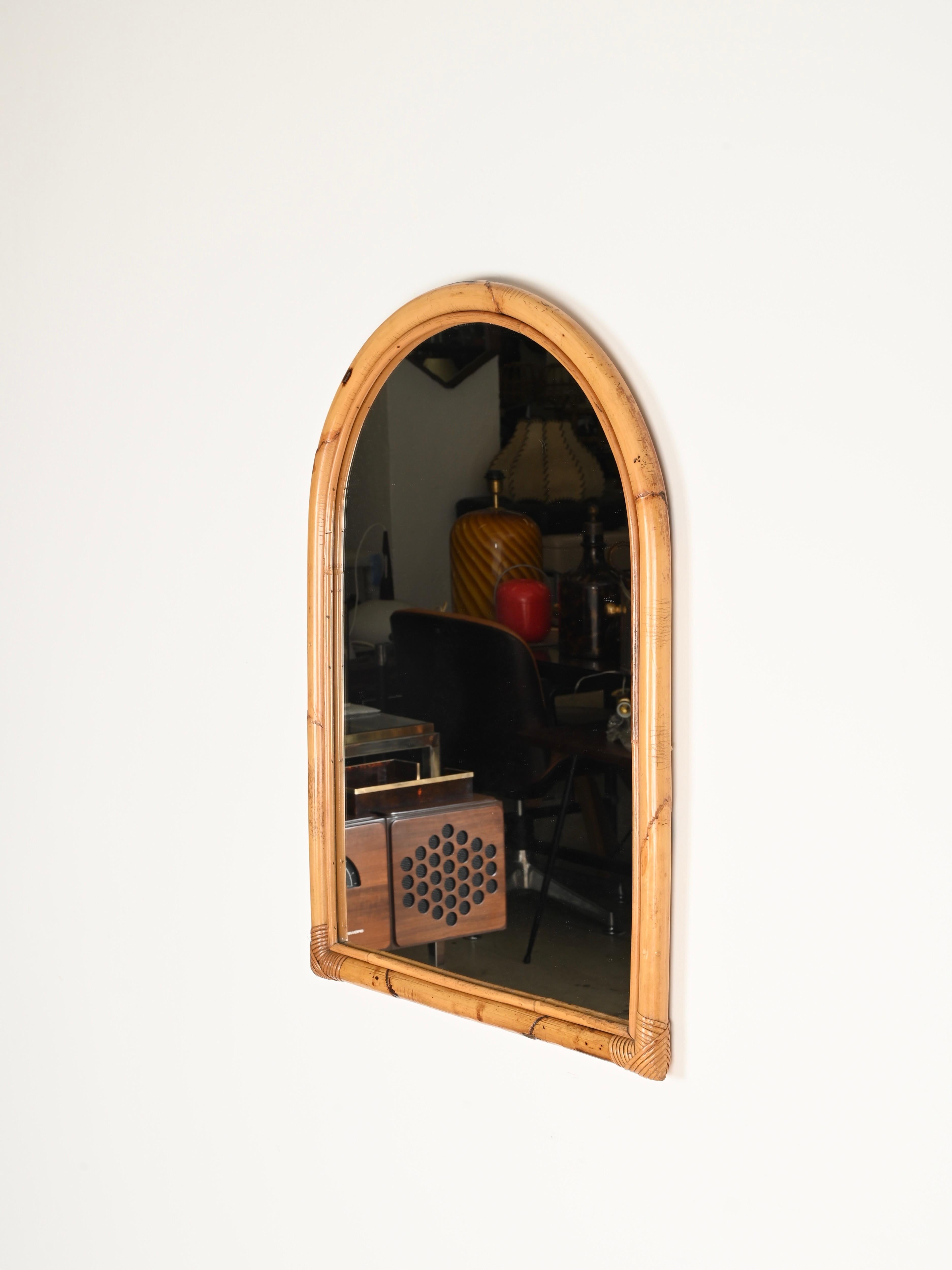 Miroir en arc de la Côte d'Azur française du milieu du siècle dernier en bambou et osier de rotin, Italie, 1970 Bon état - En vente à Roma, IT