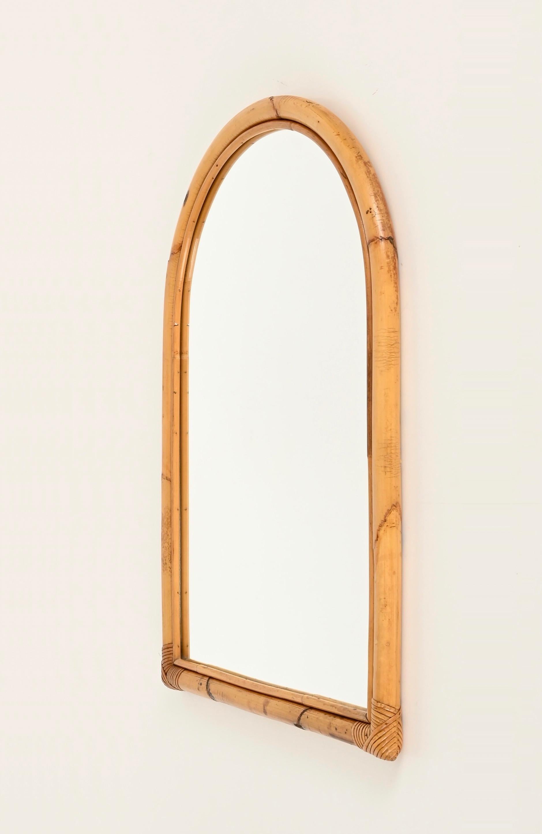 20ième siècle Miroir en arc de la Côte d'Azur française du milieu du siècle dernier en bambou et osier de rotin, Italie, 1970 en vente