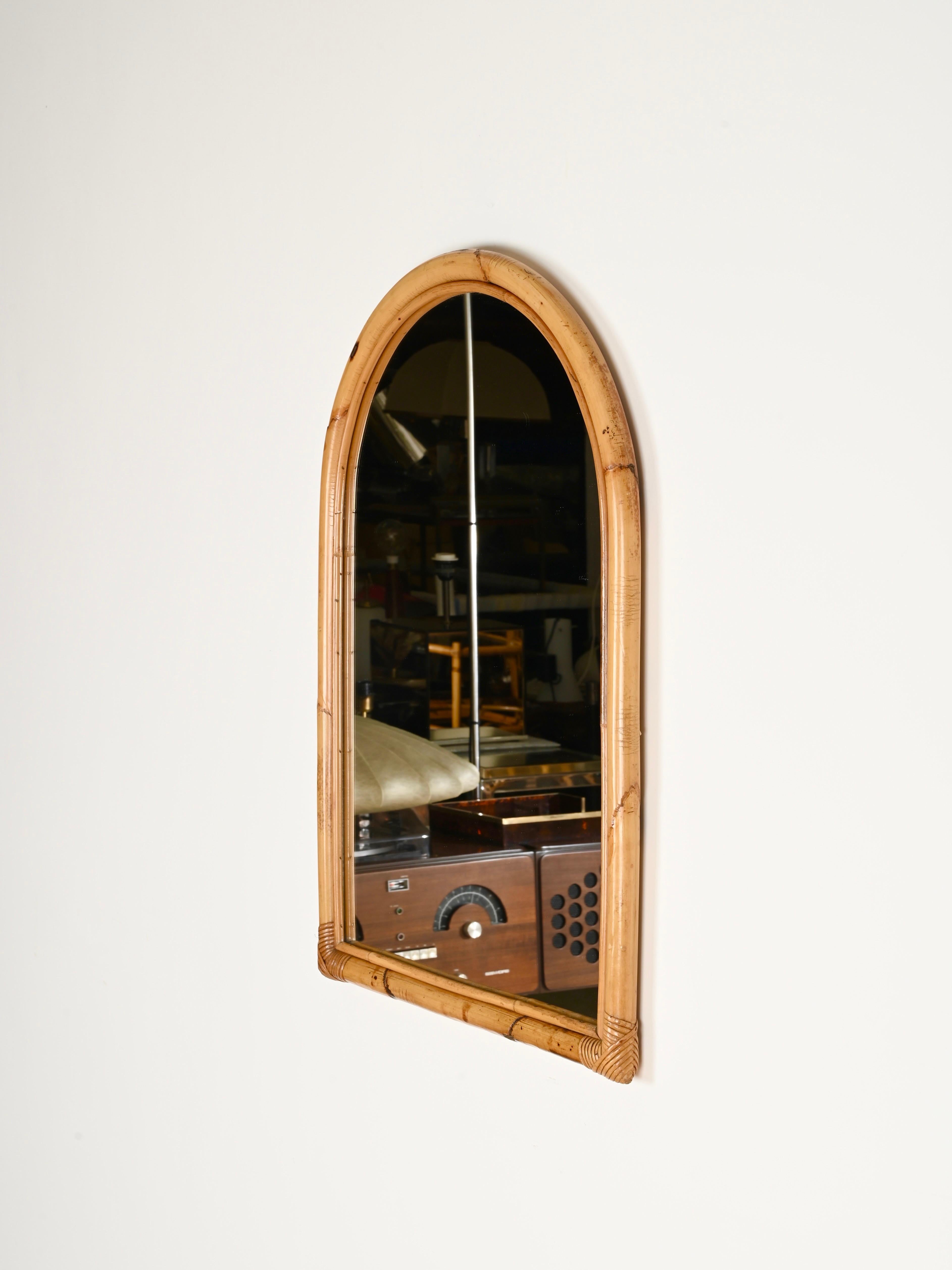 Bambou Miroir en arc de la Côte d'Azur française du milieu du siècle dernier en bambou et osier de rotin, Italie, 1970 en vente