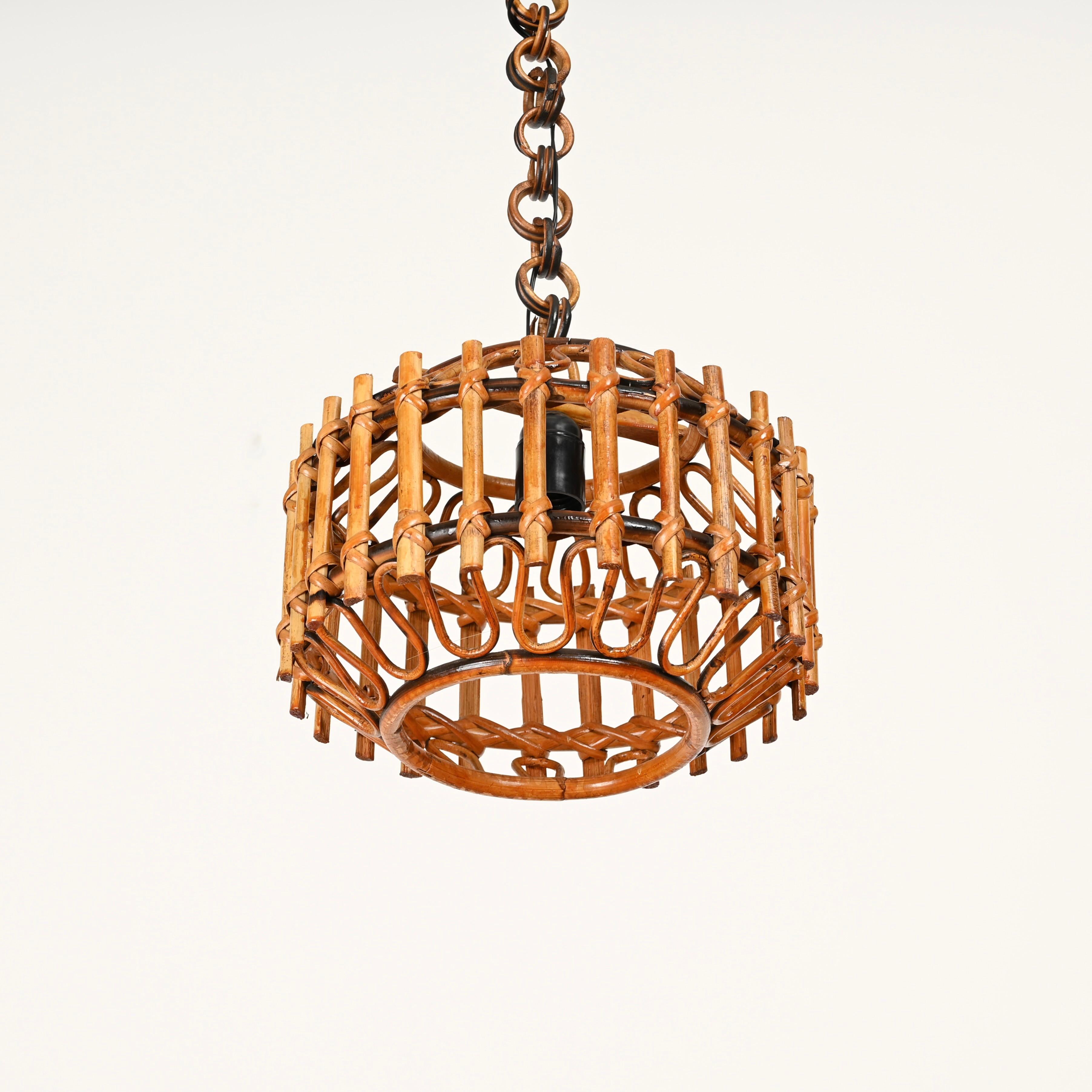 Merveilleuse suspension du milieu du siècle, entièrement réalisée en bambou, rotin courbé et osier tressé à la main. Ce charmant pendentif organique a été produit en Italie dans les années 1960 et est attribué à Franco Albini.  

En très bon état et