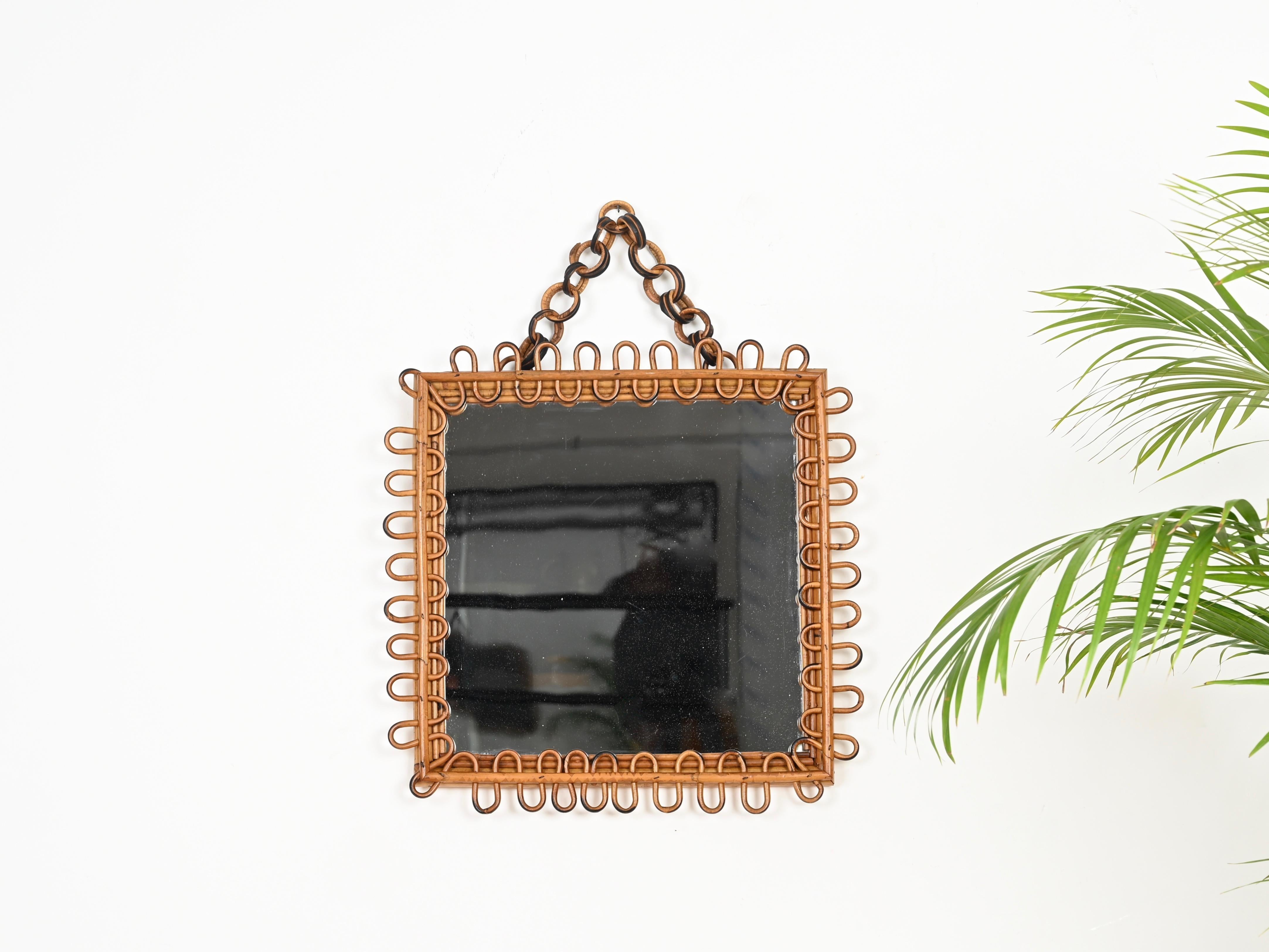 Spectacular Mid-Century Cote d'Azur square mirror with chain fully made in bamboo and curved rattan. This delightful mirror was made in Italy during the 1960s.

This incredibly unique mirror is in amazing conditions and has a gorgeous honey
