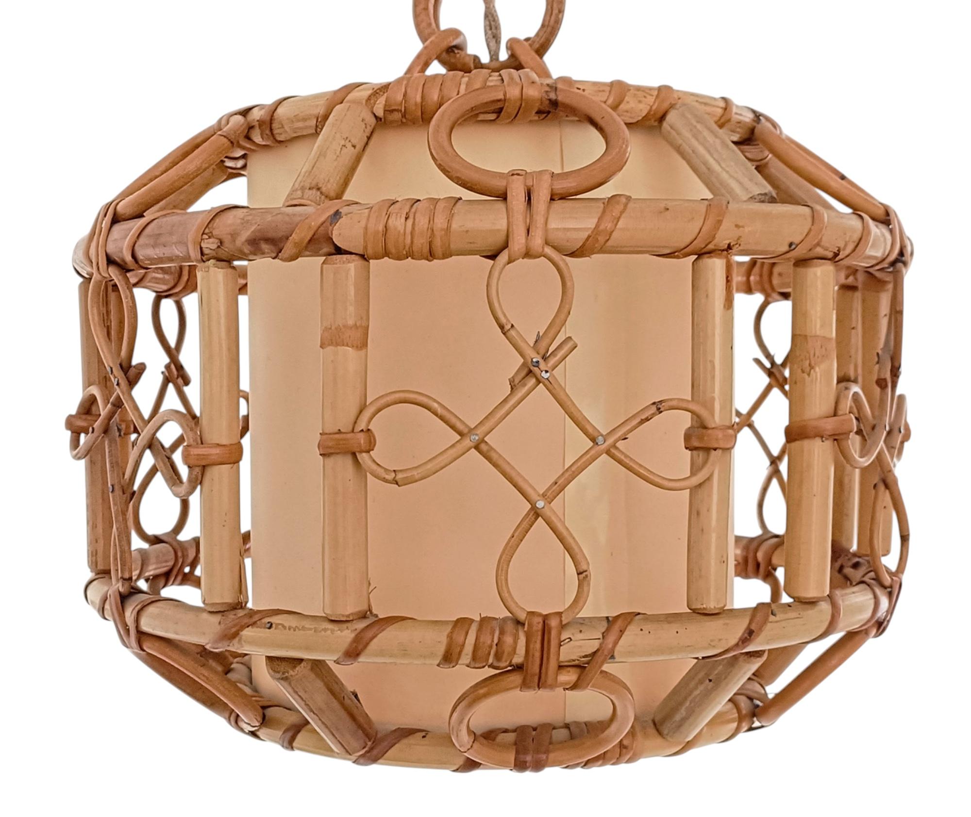 Französische Riviera-Bambus- und Rattan-Hängeleuchte aus der Mitte des Jahrhunderts, um 1960

Eine charmante und wunderschön gearbeitete Hängeleuchte von der Côte d'Azur, die in den 1960er Jahren in Frankreich handgefertigt wurde. Dieses Stück ist