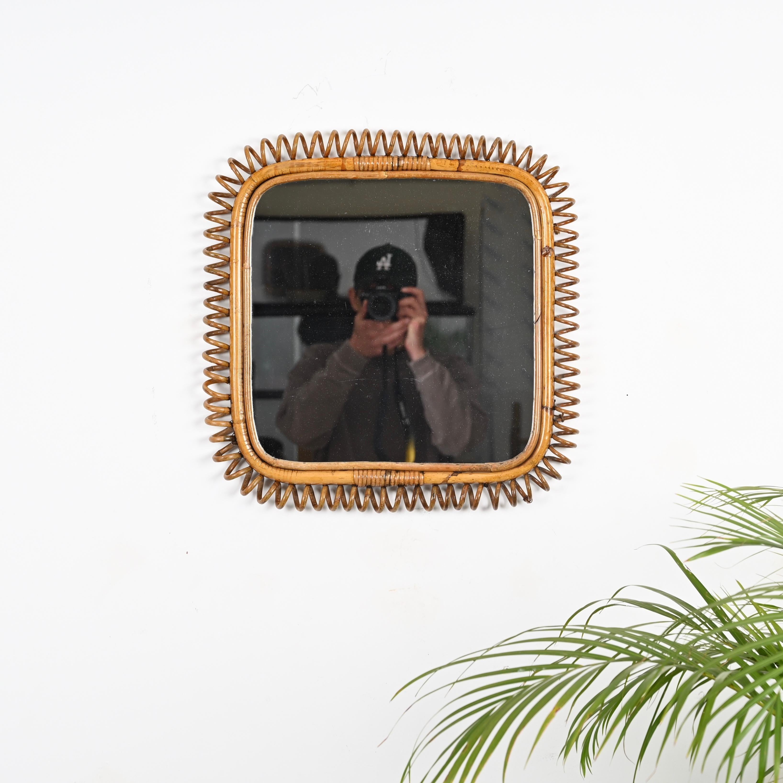 Spectaculaire miroir carré Côte d'Azur du milieu du siècle, entièrement réalisé en bambou et rotin courbé.  et l'osier. Ce miroir unique a été fabriqué en Italie dans les années 1960.

Cet étonnant miroir est entièrement fabriqué à la main avec un