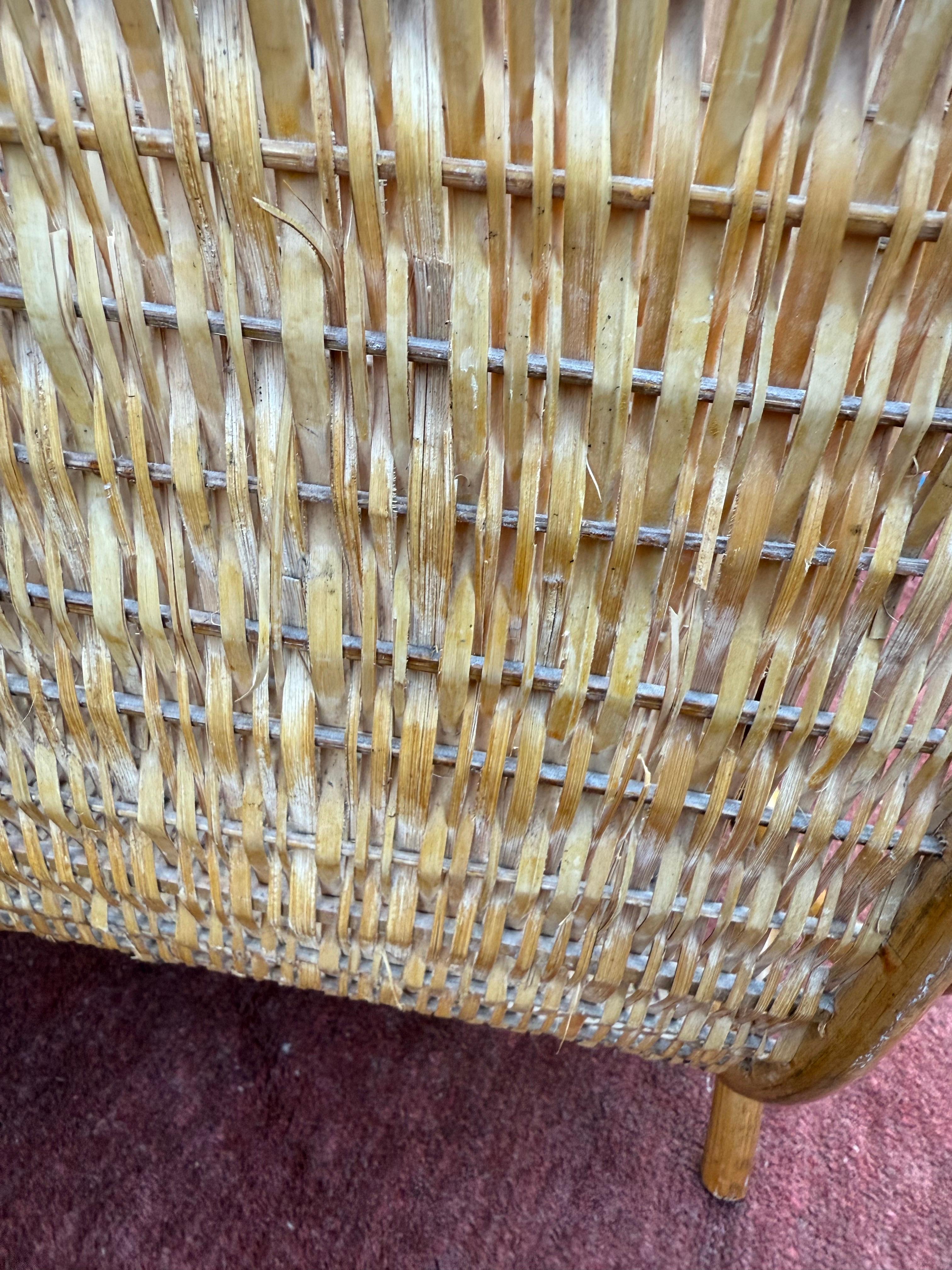 Ein fantastischer französischer Zeitschriftenständer aus Bambus und Flechtwerk mit großen runden Seiten und halbmondförmigen Beinen. Das geflochtene Rattan ist in gutem Zustand mit kleinen Ausfransungen, wie auf den Bildern zu sehen.  Wunderschön