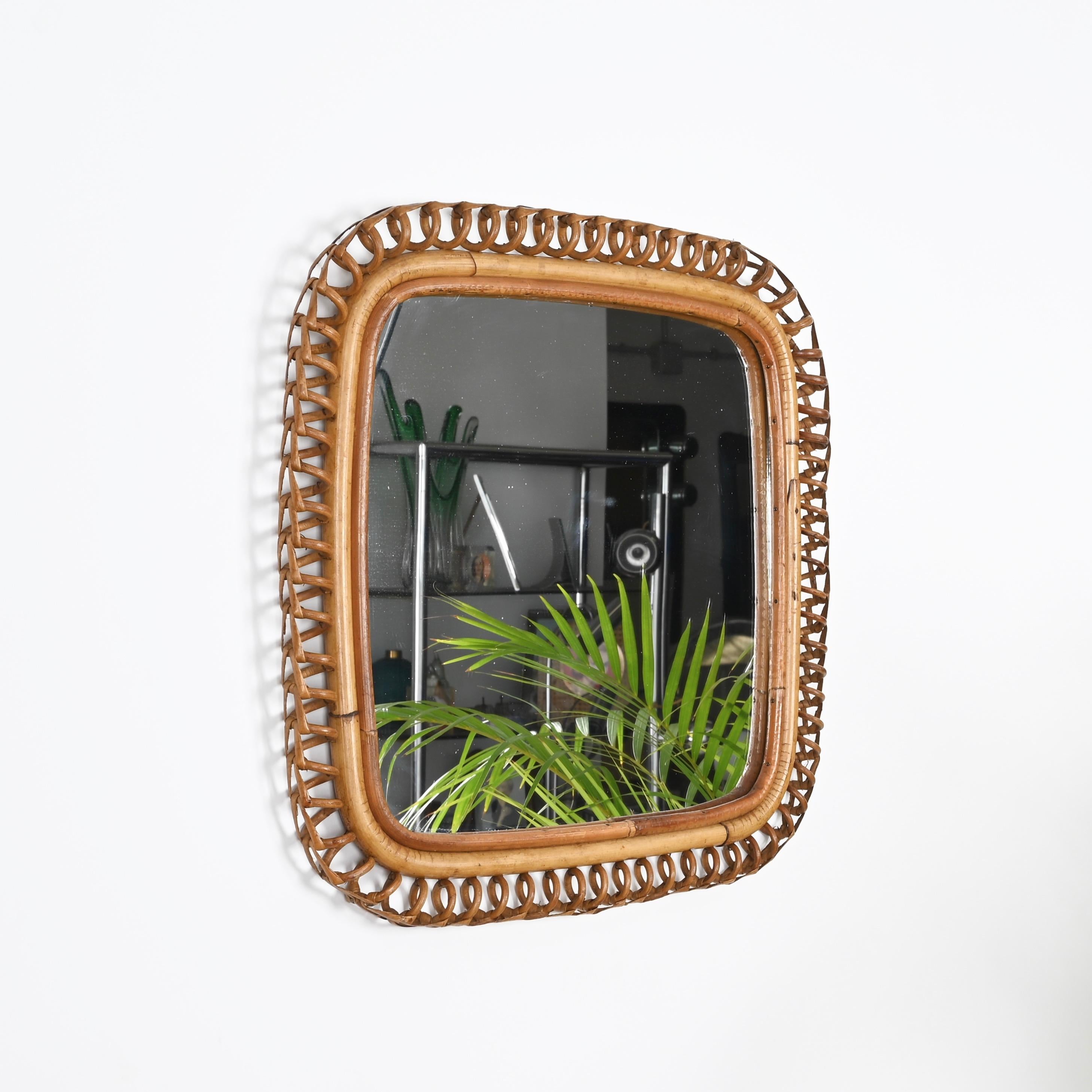 Atemberaubender quadratischer Spiegel im Mid-CenturyFrench Riviera-Stil, komplett aus Bambus, gebogenem Rattan und handgeflochtener Weide. Dieser einzigartige Spiegel wurde in den 1960er Jahren in Italien hergestellt und ist ein Werk des Meisters