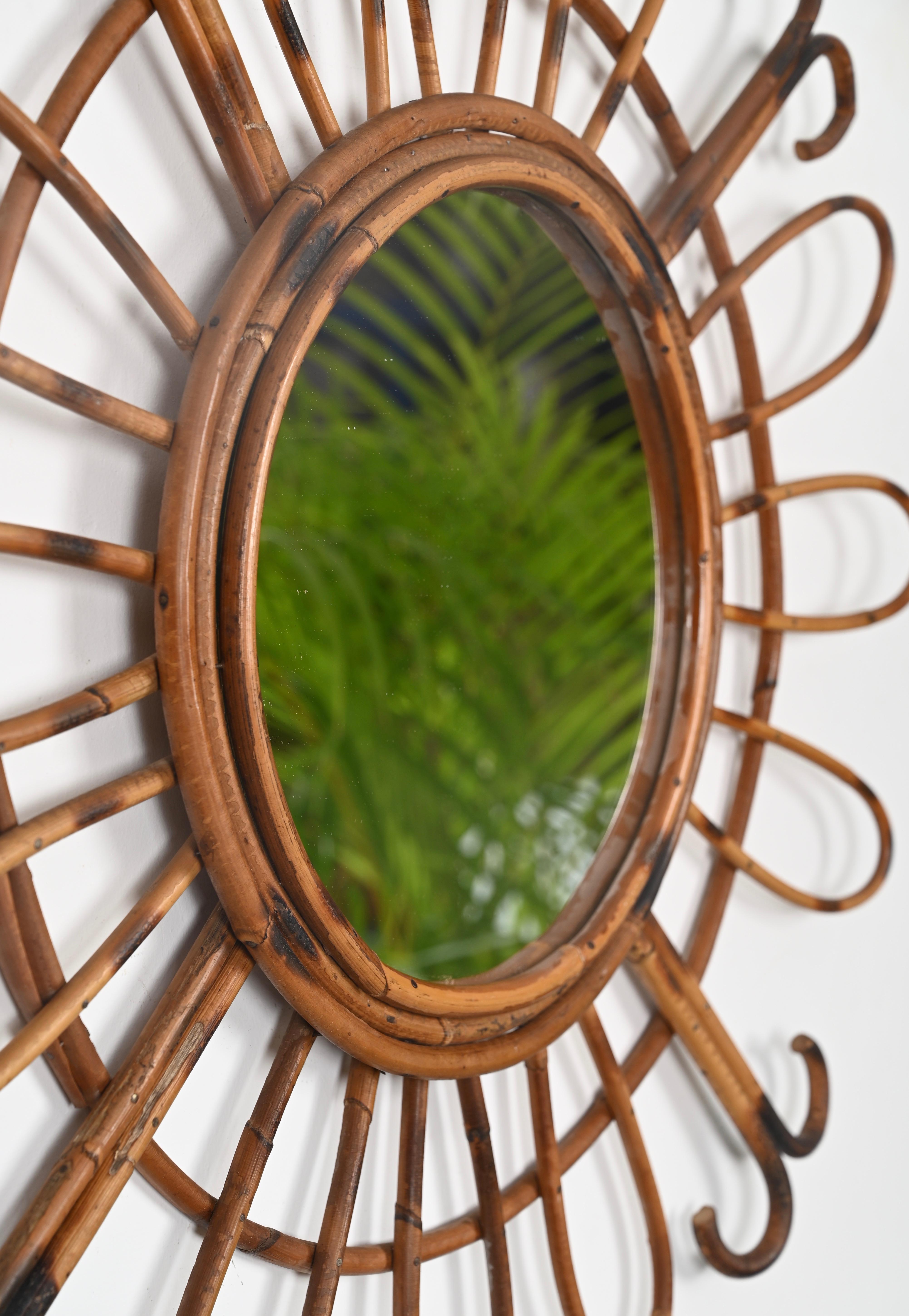 Mid-Century French Riviera Round Sunburst Mirror in Curved Rattan, France, 1970s In Good Condition For Sale In Roma, IT