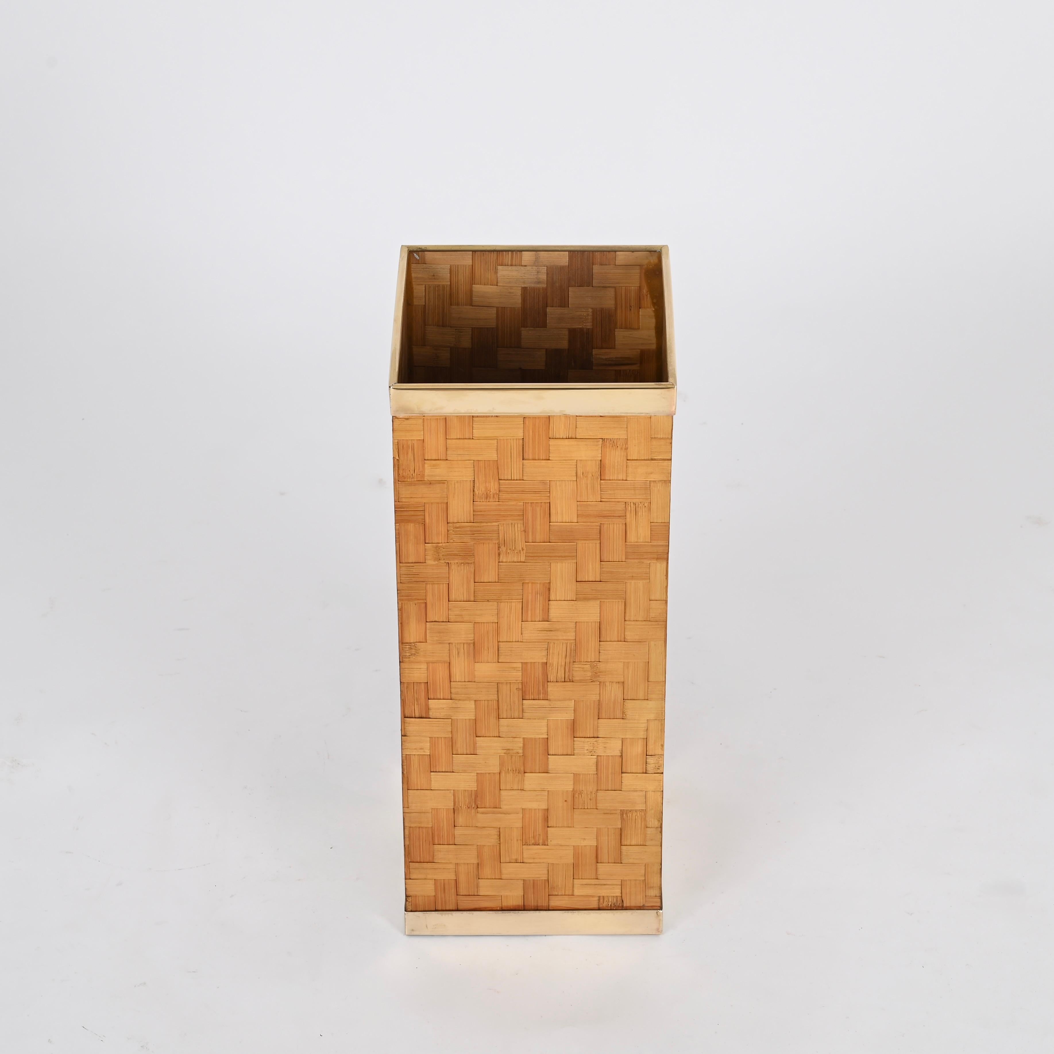 Mid-Century French Riviera Umbrella Stand in Woven Bamboo and Brass, Italy 1970s In Good Condition For Sale In Roma, IT