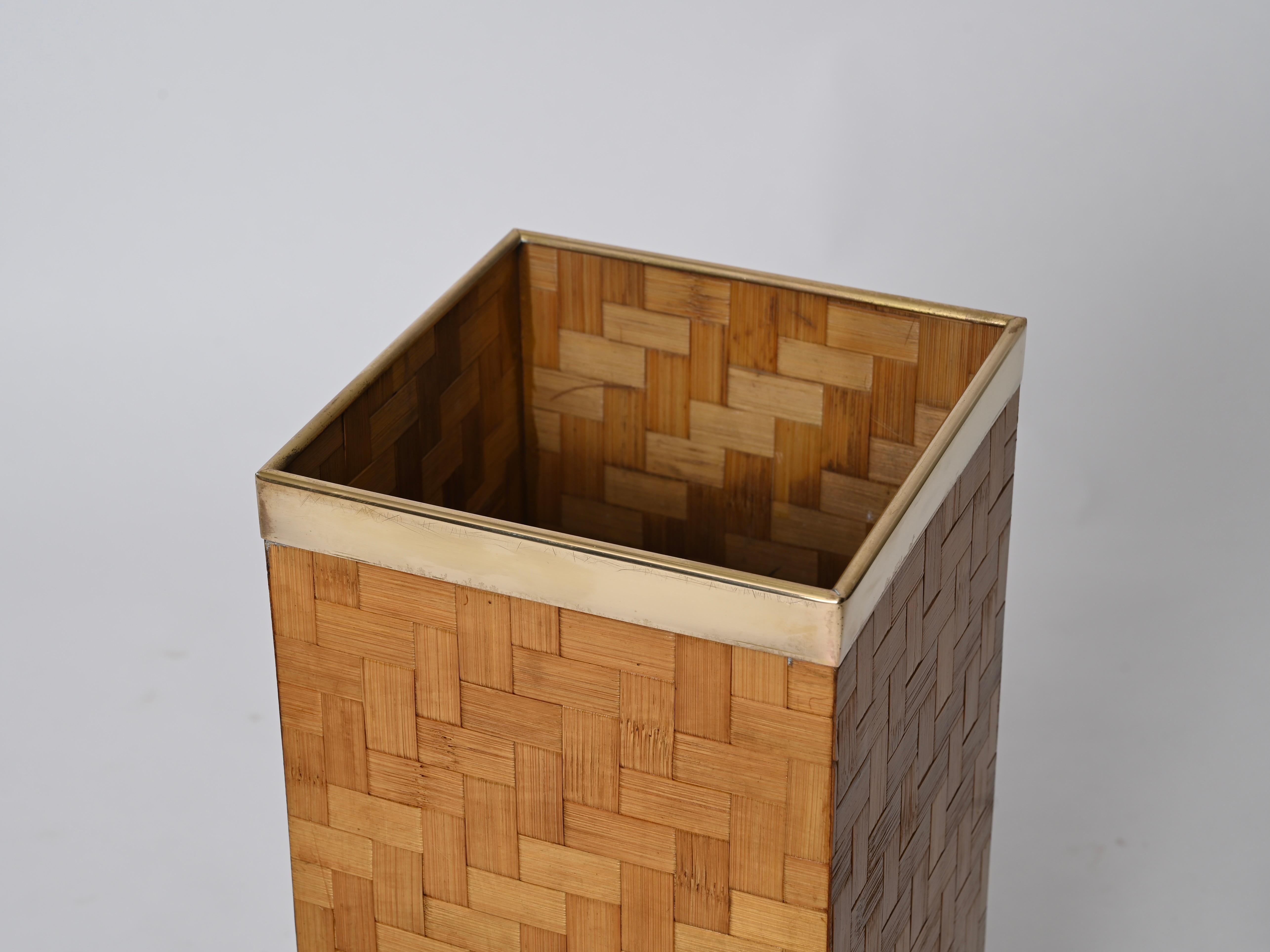 Mid-Century French Riviera Umbrella Stand in Woven Bamboo and Brass, Italy 1970s For Sale 1