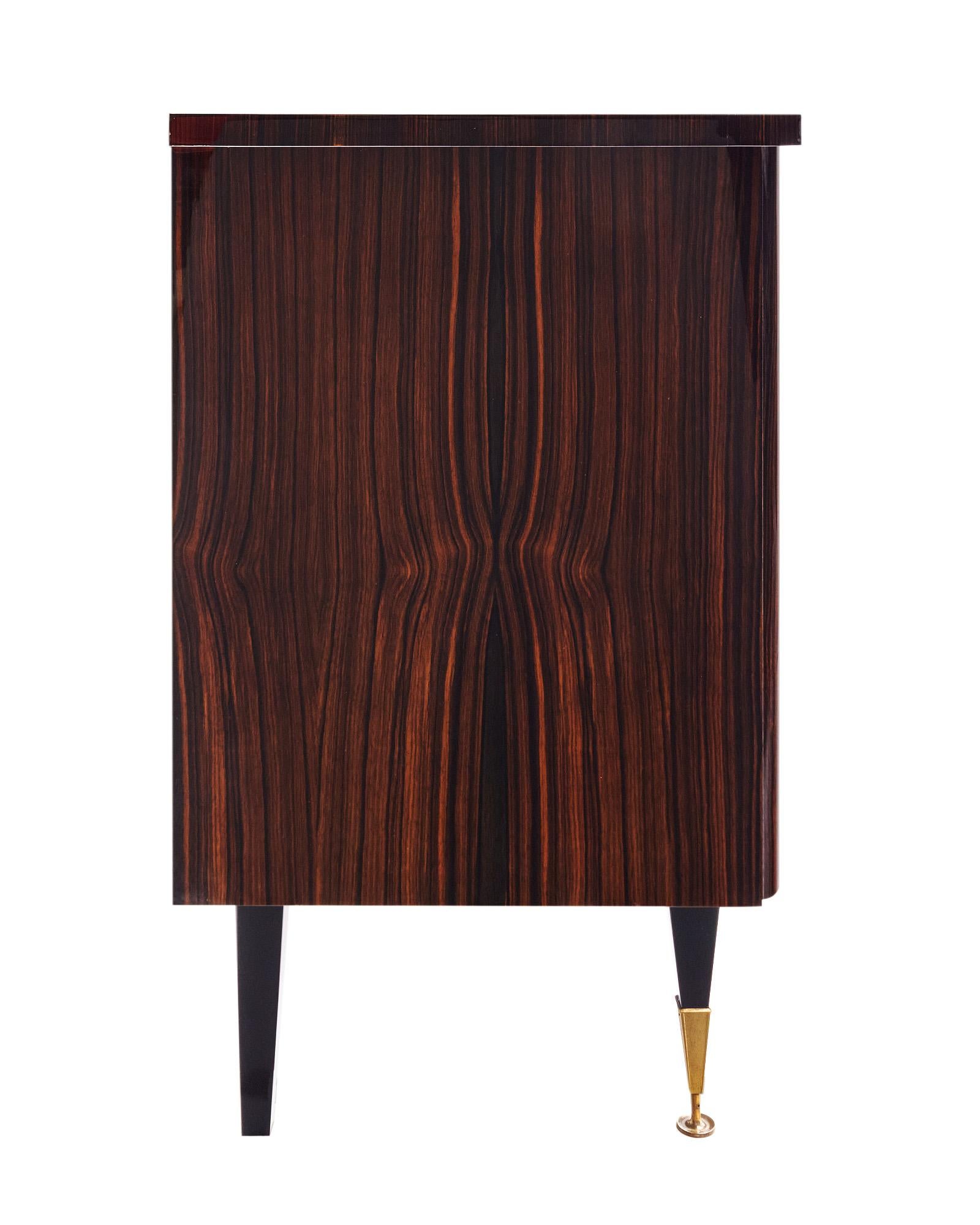 Buffet de palisandro francés de mediados de siglo Latón en venta