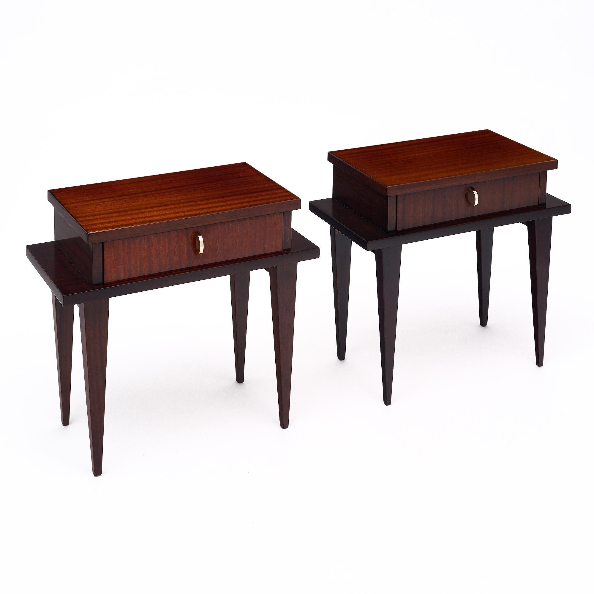 Ein Paar Beistelltische aus Frankreich aus der Zeit des Modernismus. Die Tische sind aus wunderschönem Palisanderfurnier im klassischen Mid-Century-Design gefertigt. Sie werden von sich verjüngenden Beinen getragen und haben jeweils eine einzelne