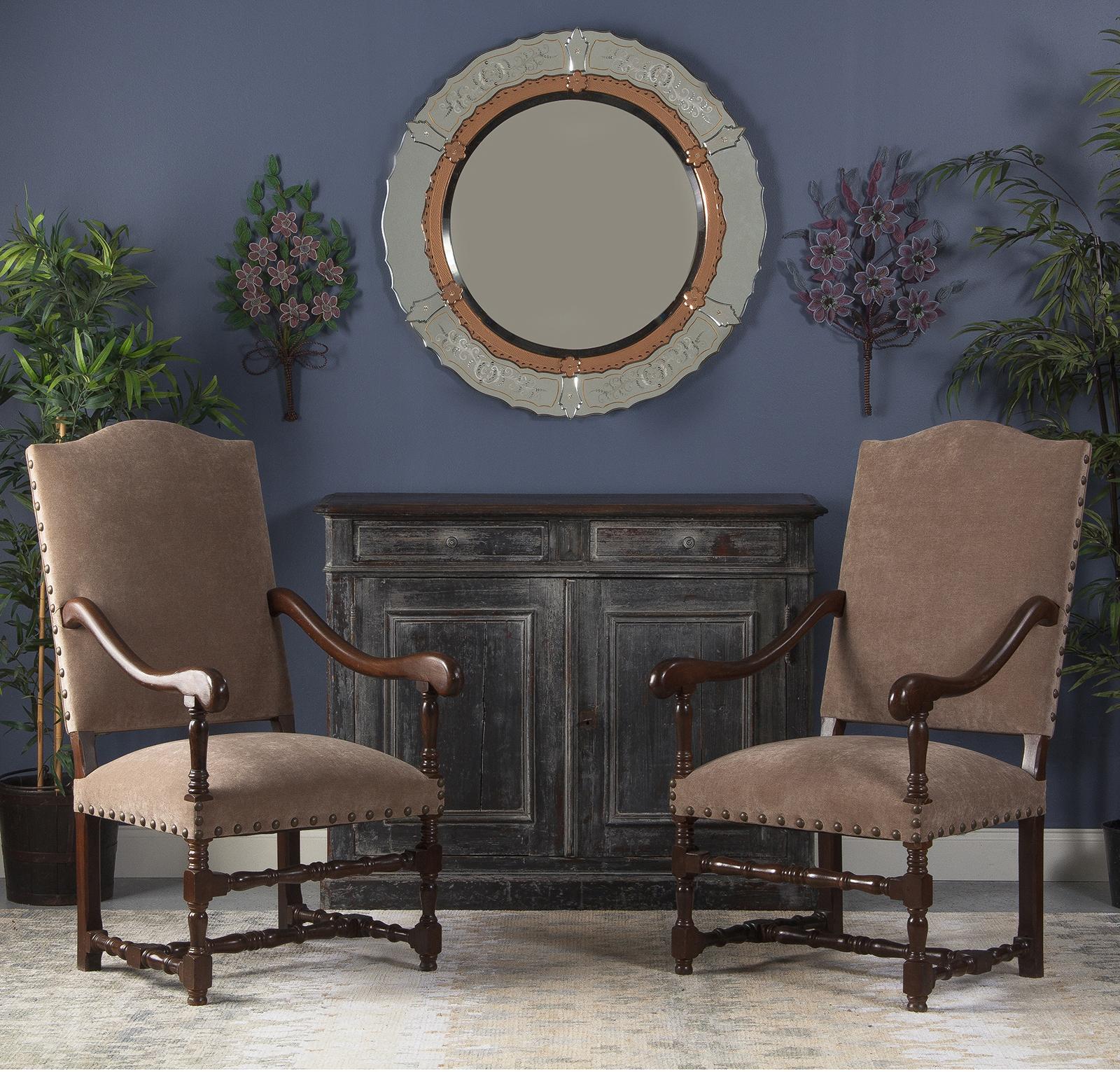 A large, ornate vintage round Venetian mirror, French, circa 1950s. Amber tinted mirror glass with scalloped, beveled edges and hand-etched hashmark decoration encircle a large, round mirror with a wide beveled edge. Matching amber-toned glass