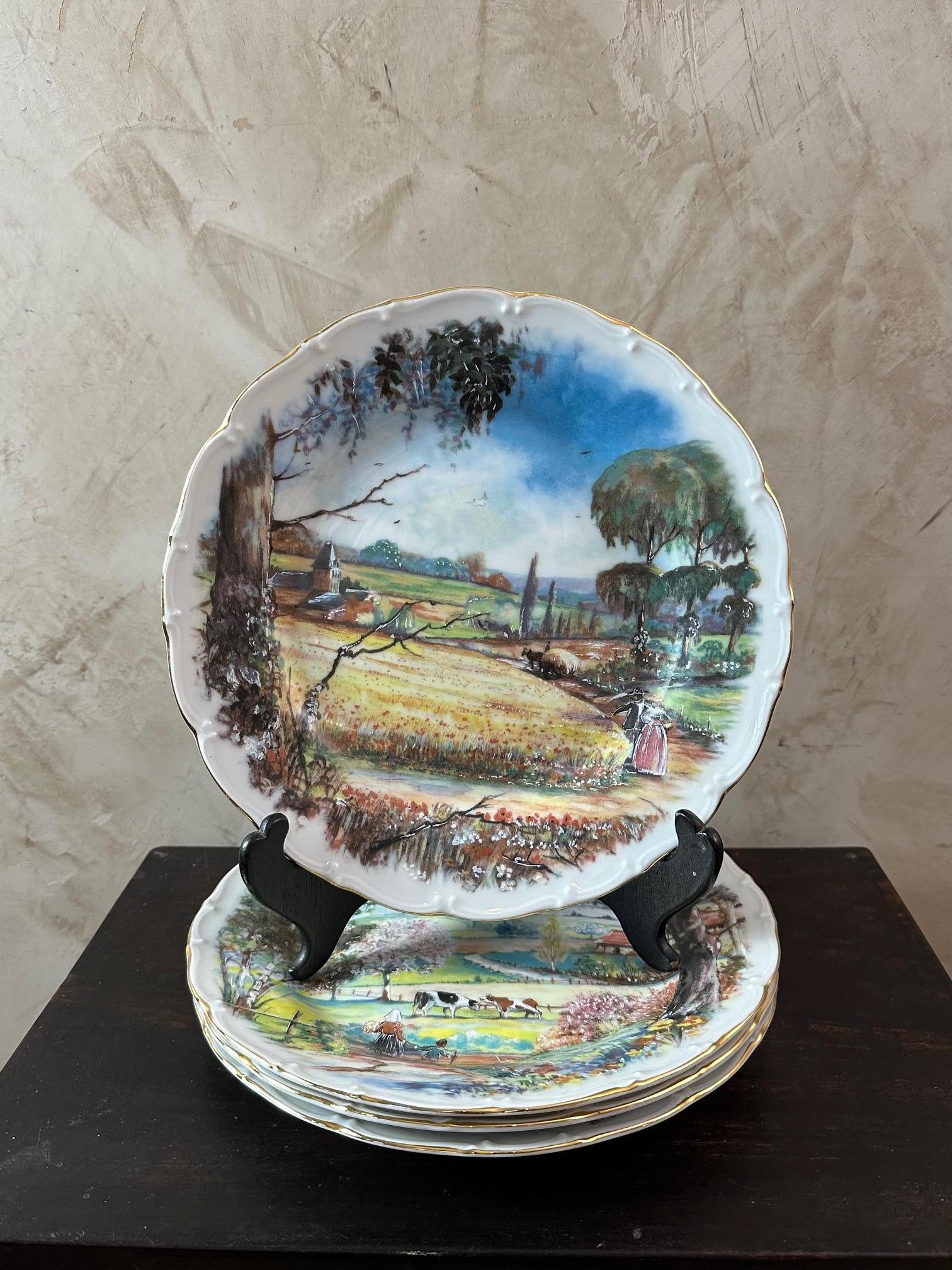 Juego de cuatro platos de porcelana que representan las cuatro estaciones (verano, primavera, otoño, invierno). Pintado a mano.
Sin firma. Rodeado de una red dorada.
Buena calidad.