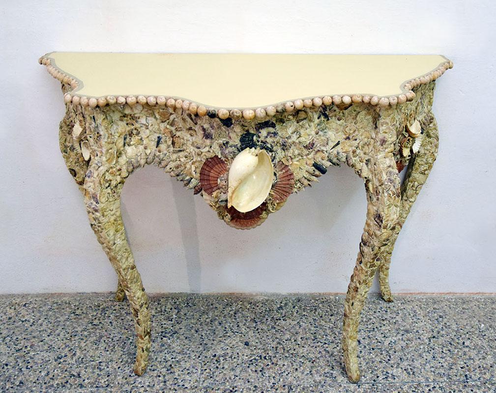 Muschelbedeckter Konsolentisch, 1950er Jahre, französische handwerkliche Produktion.
Holzrahmen, der mit Muscheln verschiedener Arten bedeckt ist.
In ausgezeichnetem Zustand.