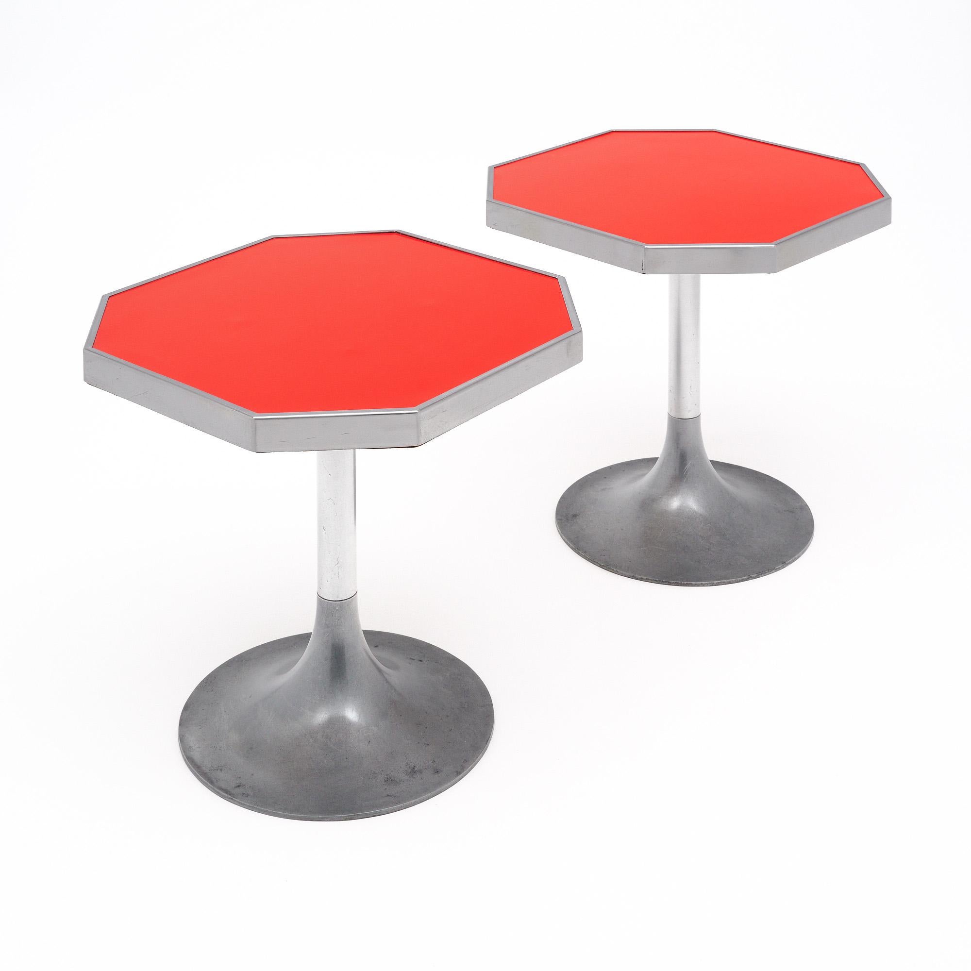 Paire de tables d'appoint du milieu du siècle en France. Chaque table est dotée d'une base tulipe en acier. La base présente deux finitions différentes du métal. Le dessus de chacun d'eux est recouvert d'un placage rouge stratifié d'origine de la