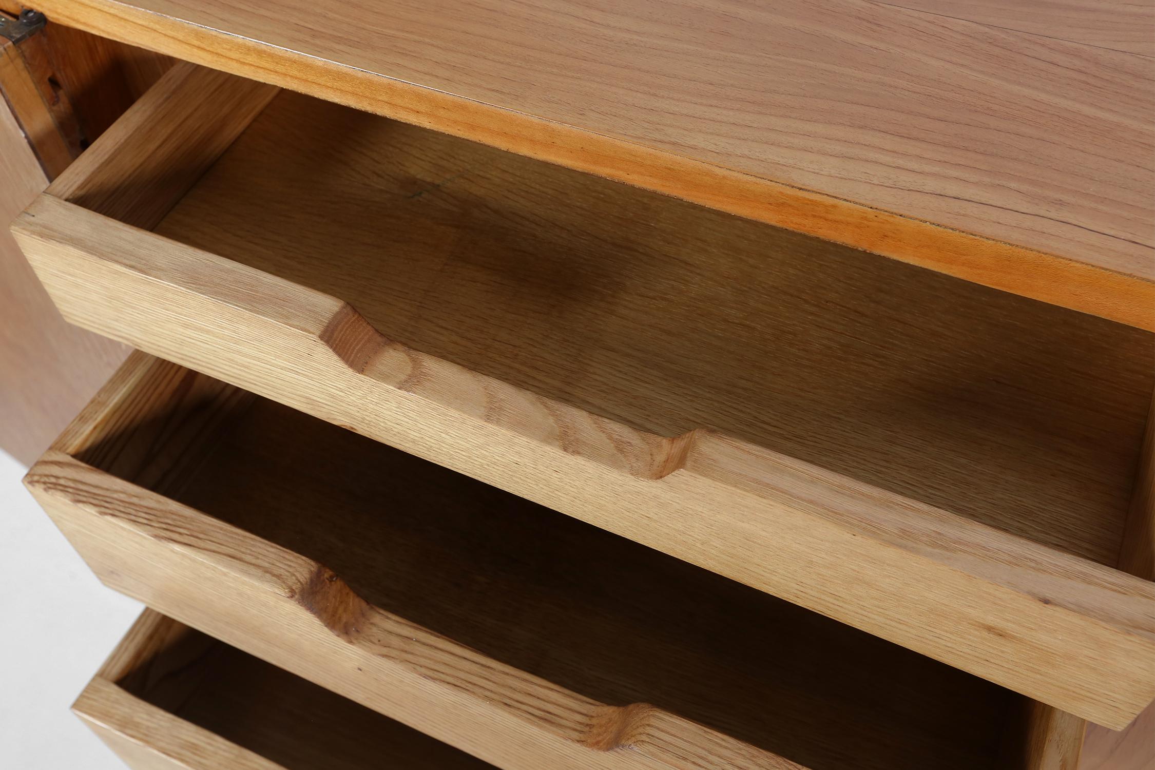 Credenza francese di metà secolo in legno di ciliegio, 1950 in vendita 3