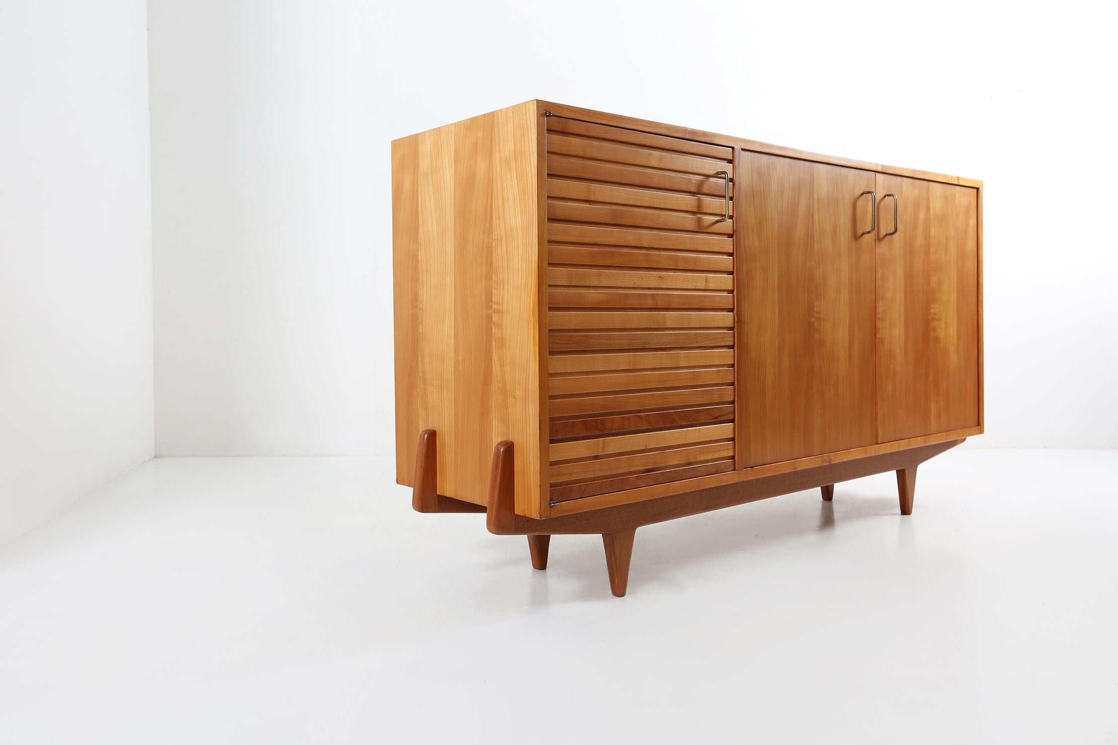 Credenza francese di metà secolo in legno di ciliegio, 1950 in vendita 5