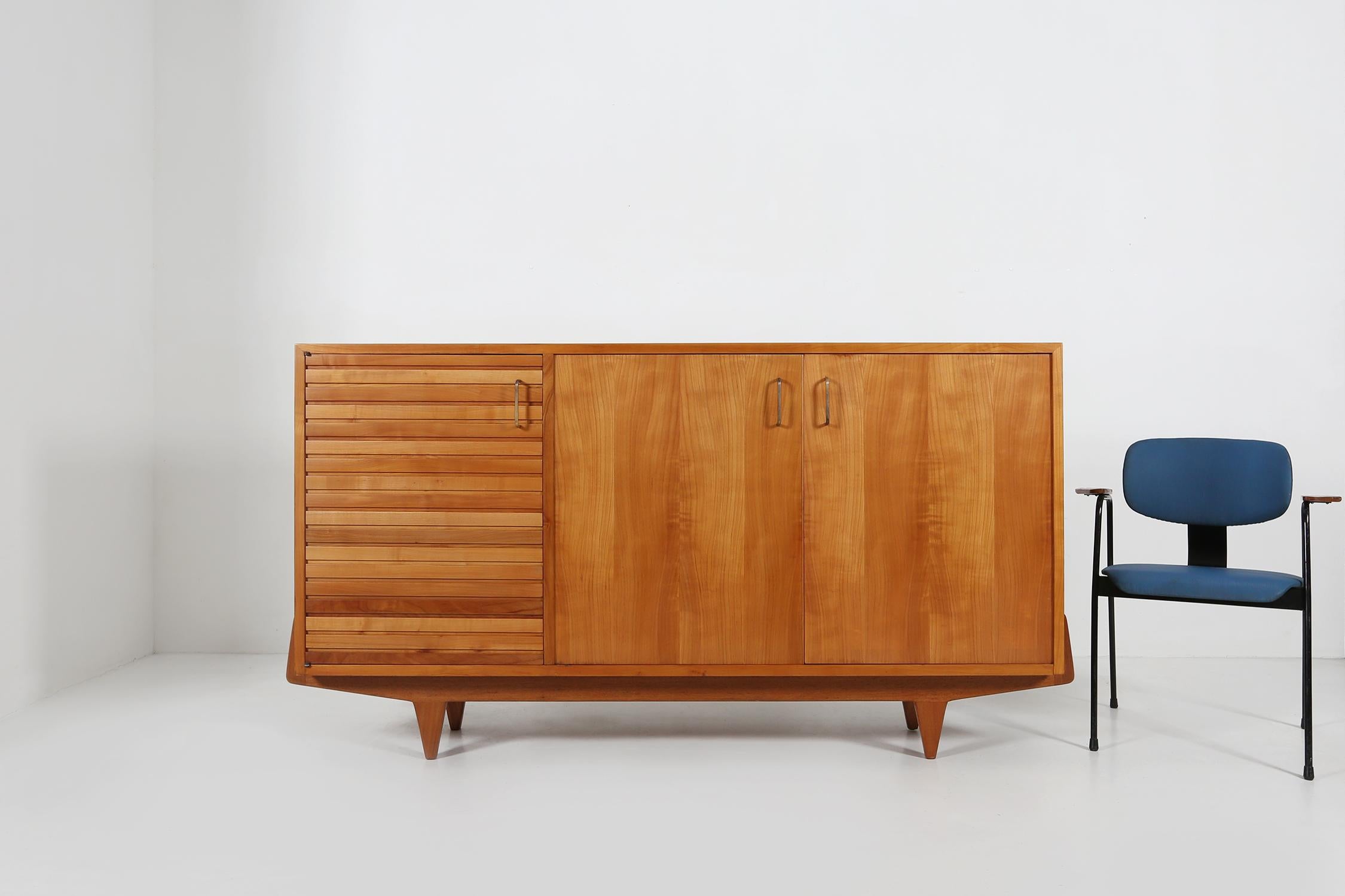 Credenza francese di metà secolo in legno di ciliegio, 1950 in vendita 7