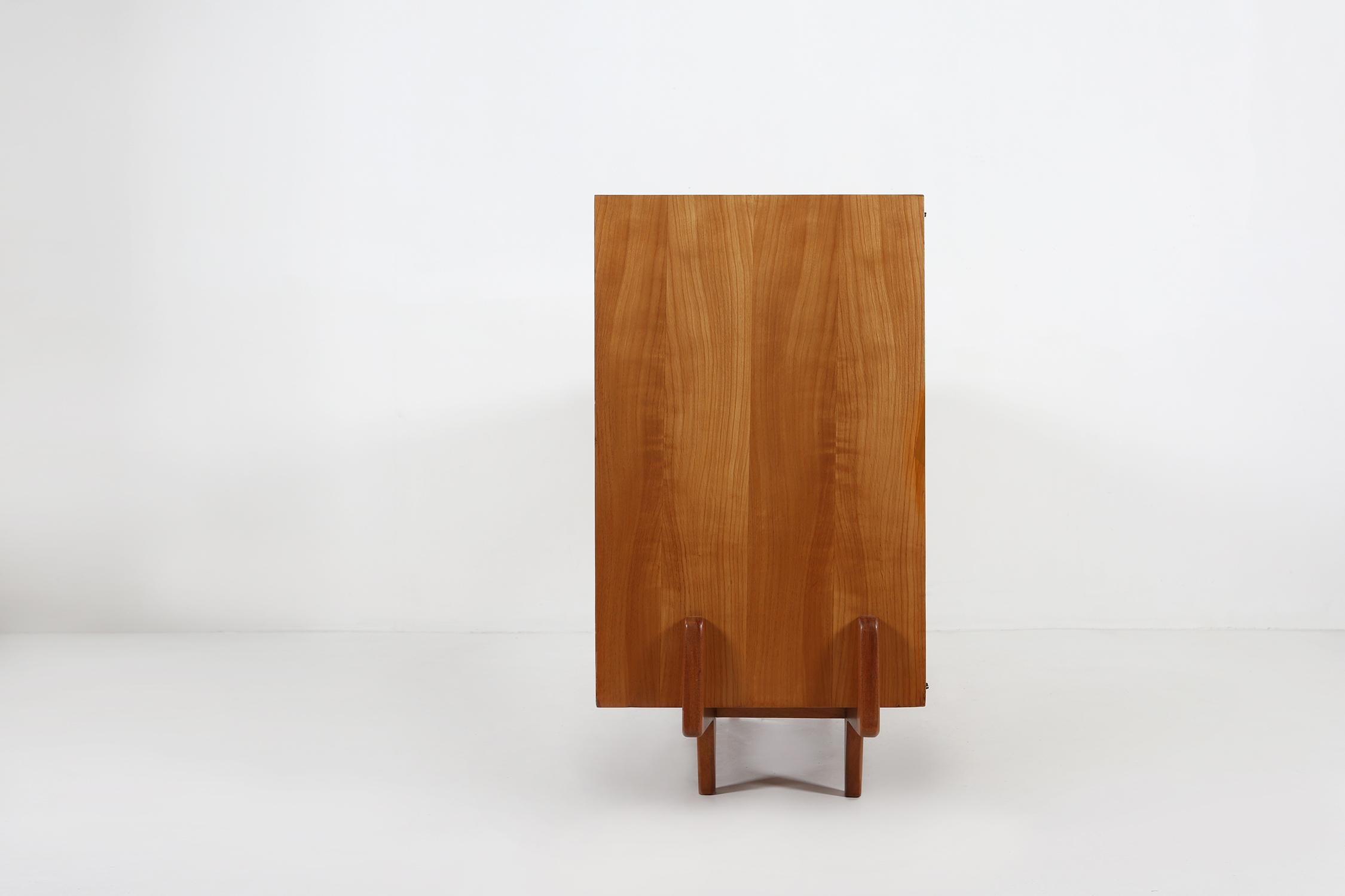 Credenza francese di metà secolo in legno di ciliegio, 1950 in vendita 8