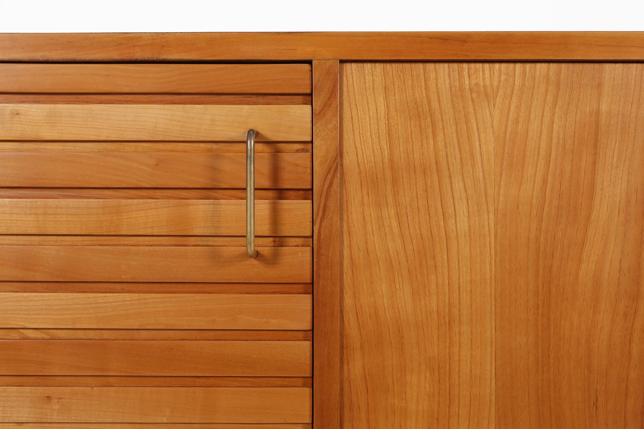 Francia / 1950 / credenza / ciliegio / Vintage / Mid-Century

Rara credenza francese di metà secolo realizzata in legno di ciliegio americano. Questa credenza a tre ante ha una bellissima base scolpita e tre ante. L'uso creativo del legno di