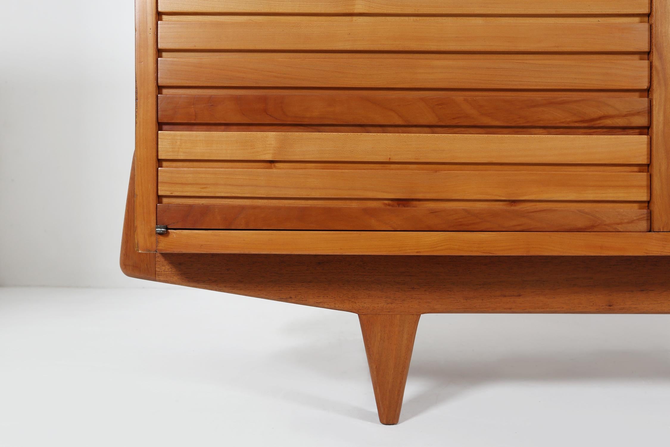 Mid-Century moderno Credenza francese di metà secolo in legno di ciliegio, 1950 in vendita