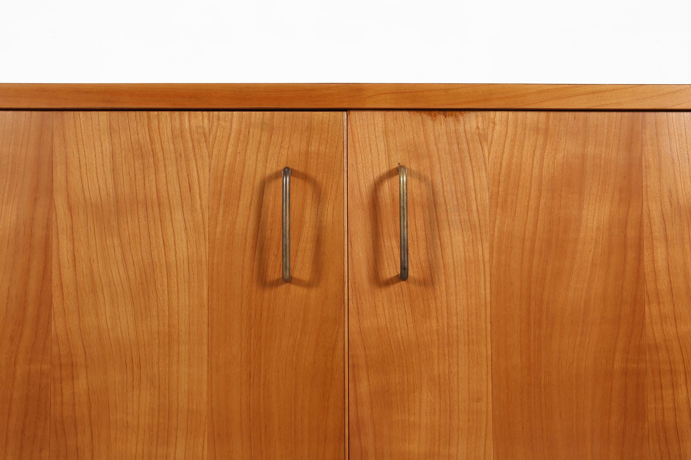 Credenza francese di metà secolo in legno di ciliegio, 1950 In condizioni buone in vendita a Meulebeke, BE