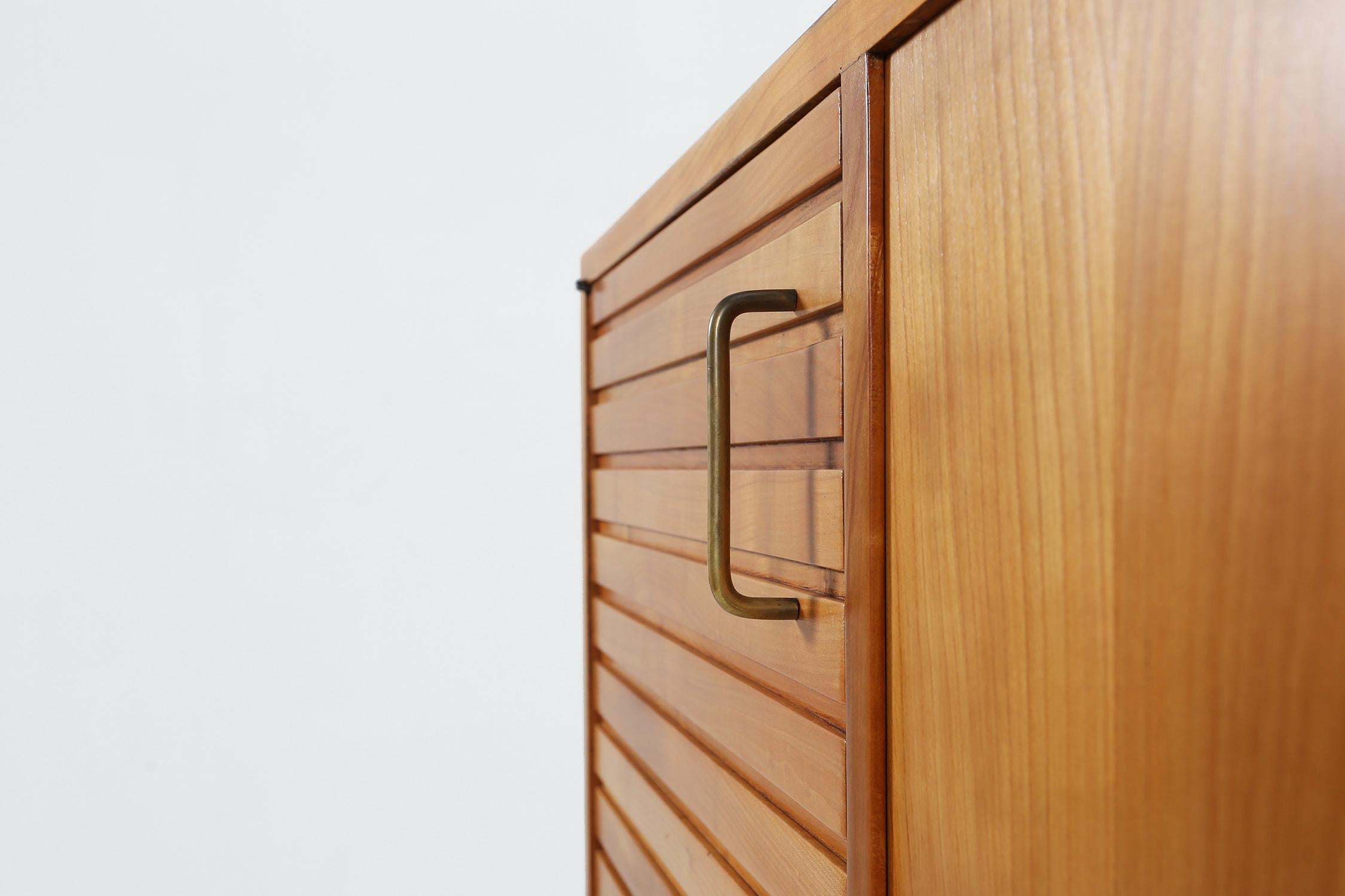 Metà XX secolo Credenza francese di metà secolo in legno di ciliegio, 1950 in vendita