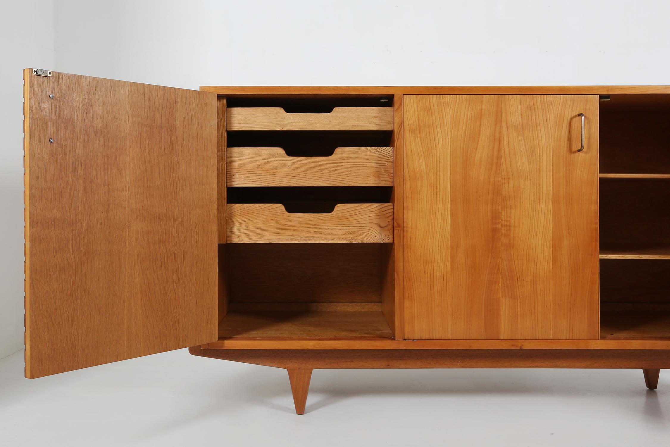 Legno Credenza francese di metà secolo in legno di ciliegio, 1950 in vendita