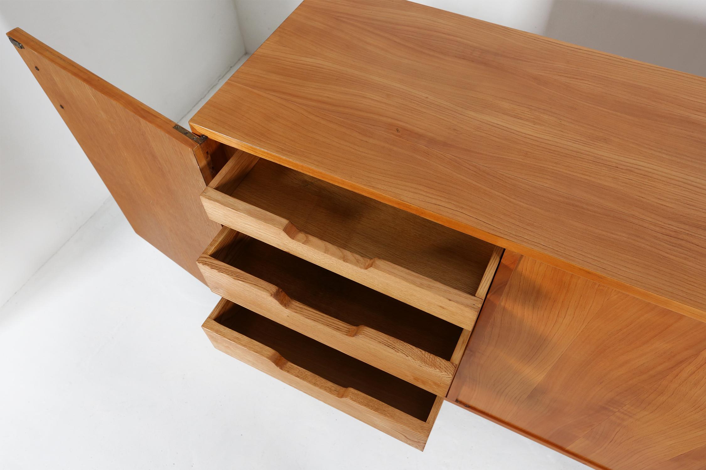 Credenza francese di metà secolo in legno di ciliegio, 1950 in vendita 1