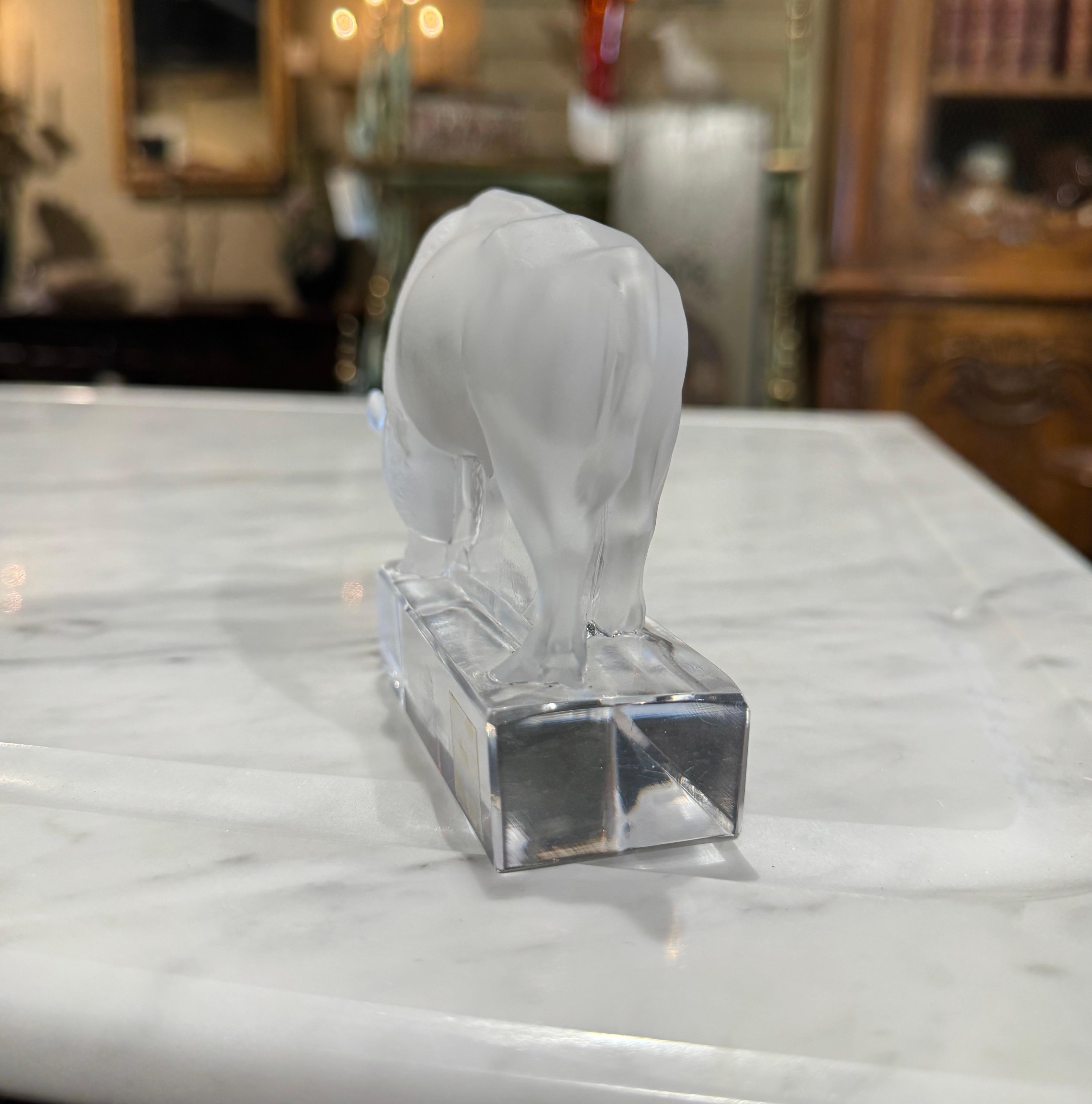 Français Sculpture française du milieu du siècle dernier en cristal dépoli signée Lalique en vente