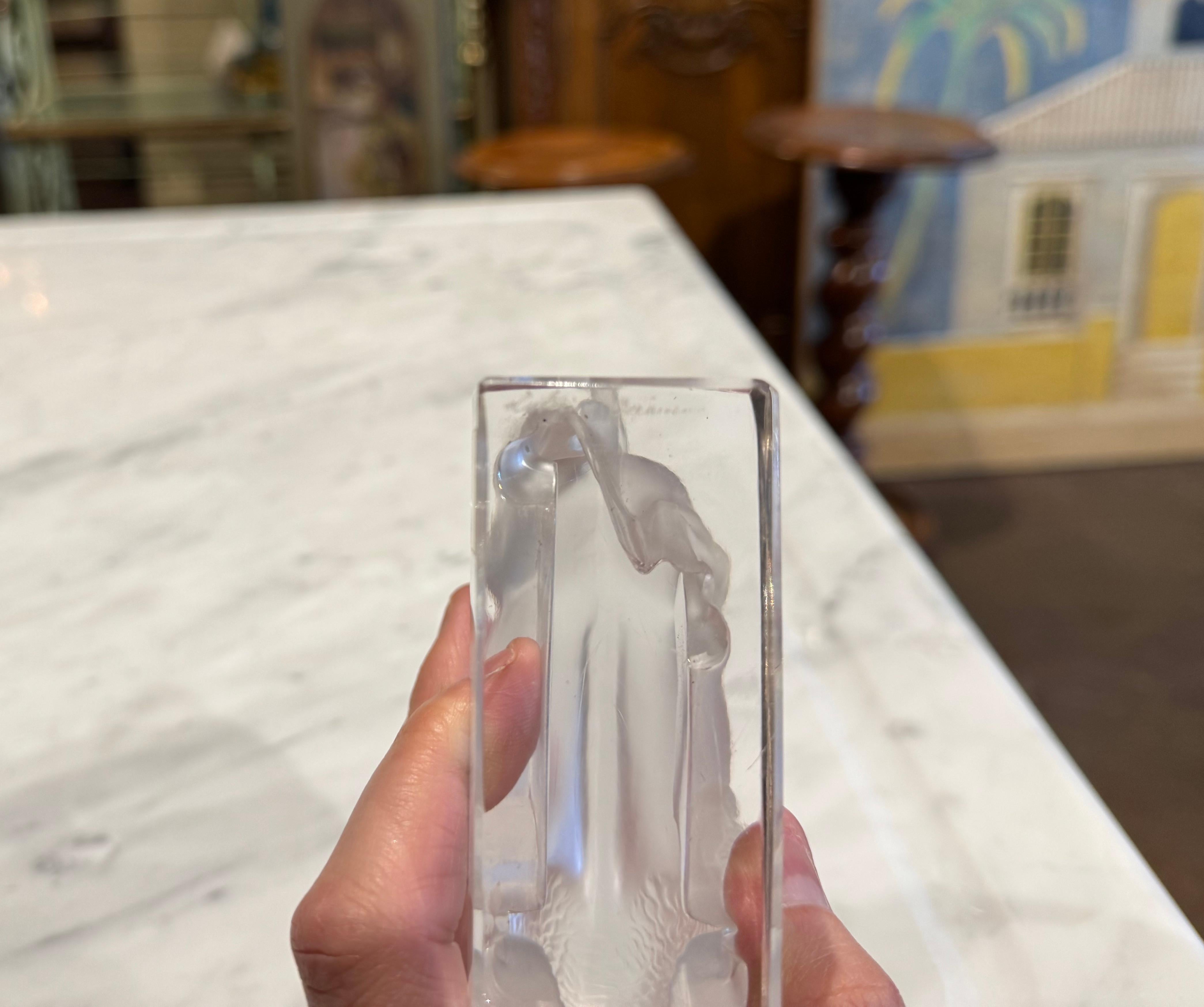 20ième siècle Sculpture française du milieu du siècle dernier en cristal dépoli signée Lalique en vente