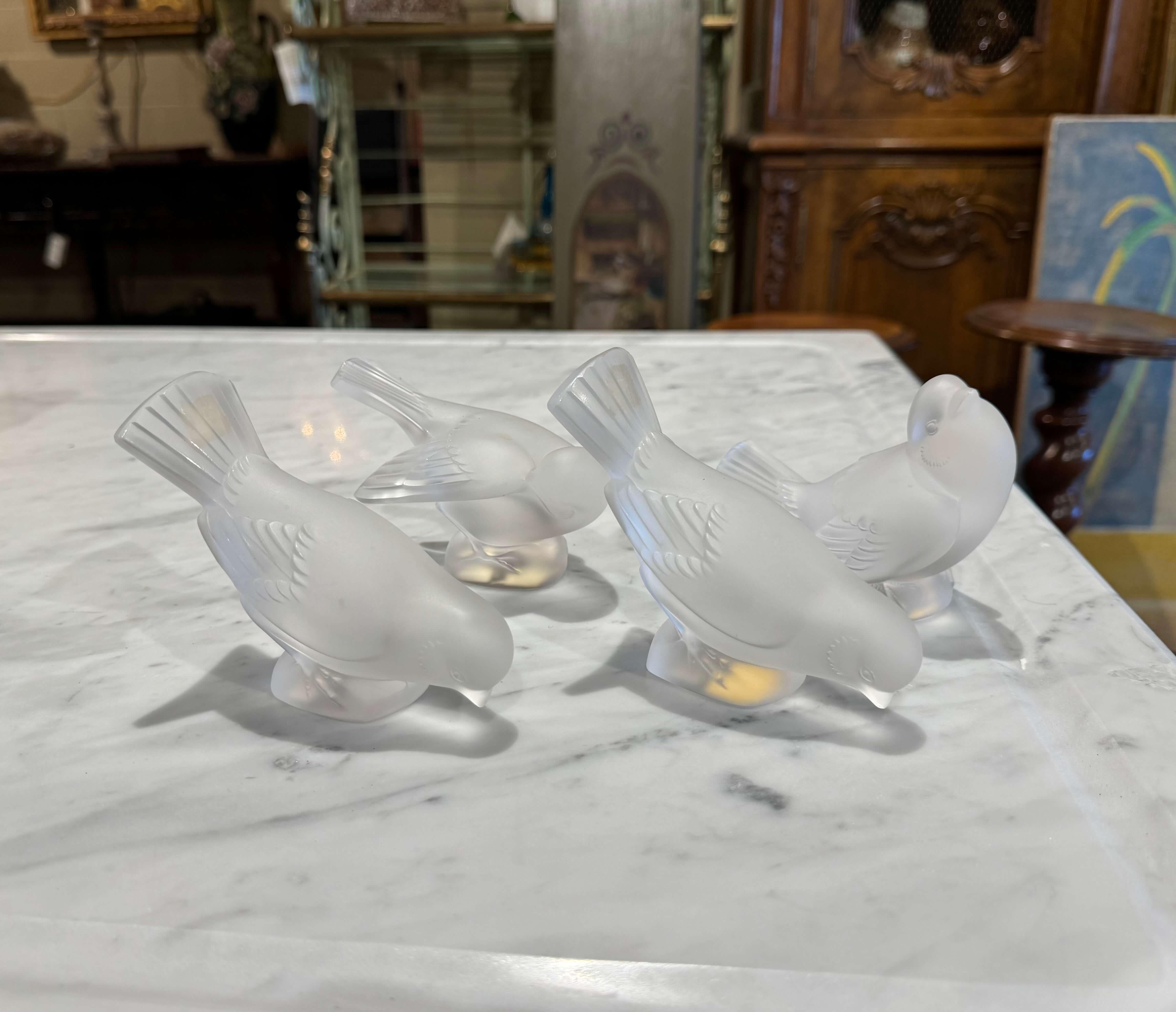 Decora uno scaffale o una scrivania con questo set di sculture di uccelli vintage. Creato in Francia da Lalique intorno al 1970, ogni uccello in cristallo smerigliato è firmato sulla base; comprende 