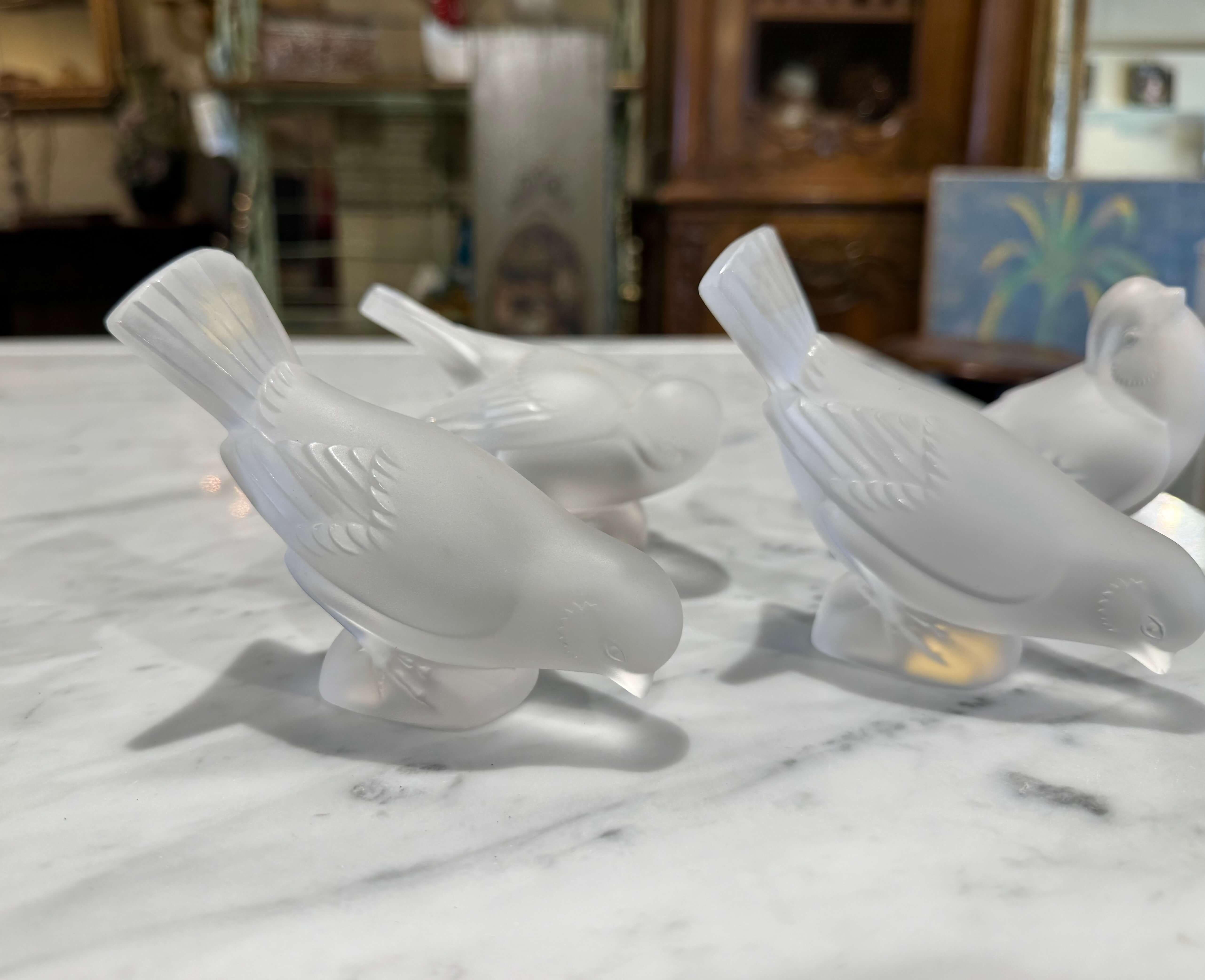 Sculture di passeri in cristallo smerigliato firmate Lalique della metà del secolo scorso, set di 4 pezzi In condizioni ottime in vendita a Dallas, TX