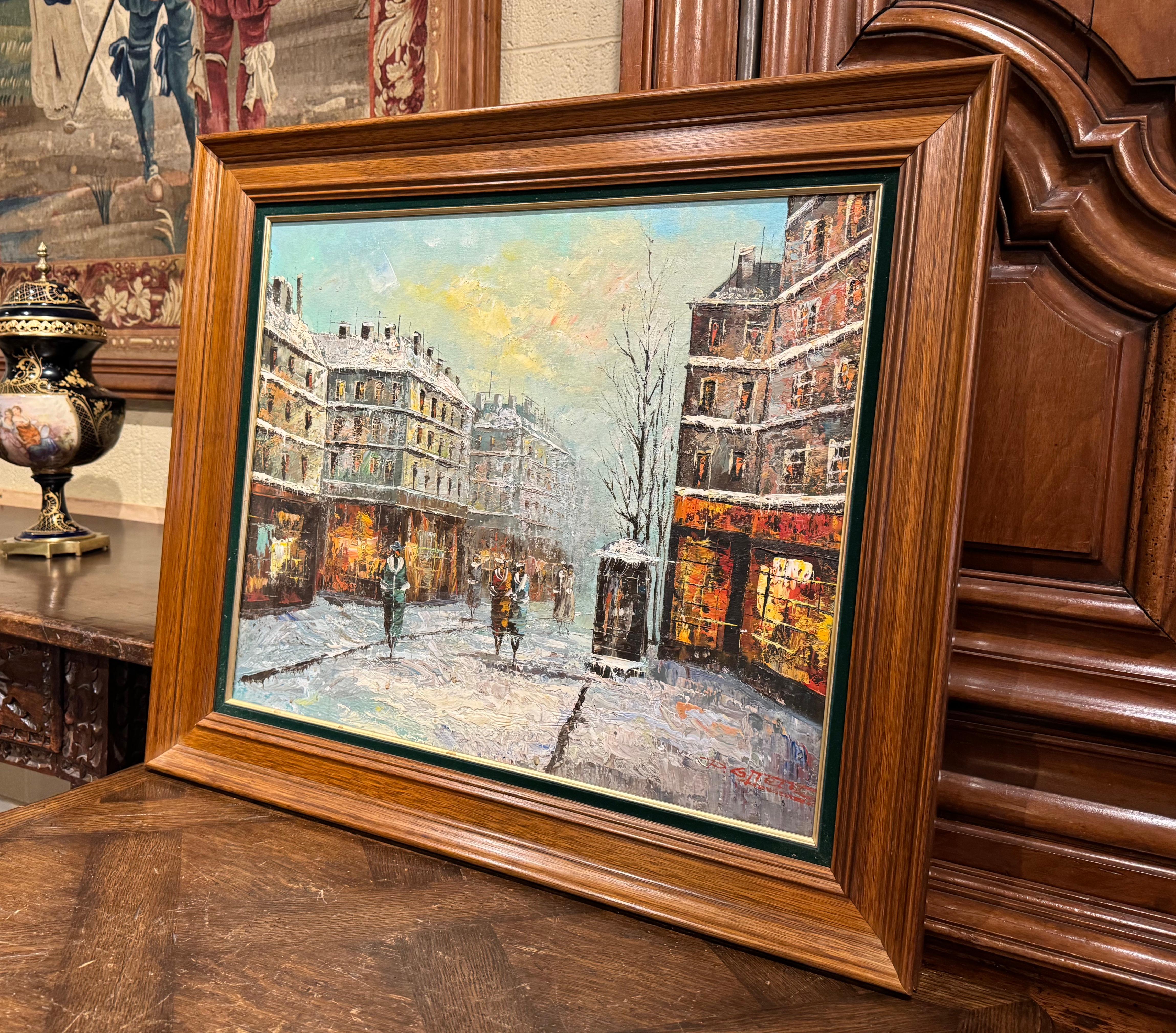 Decora uno studio, un soggiorno o una tana con questo bellissimo quadro vintage di Parigi. Creata in Francia intorno al 1970 e incastonata in una cornice di noce rivestita con una fodera, l'opera d'arte dipinta a mano raffigura una tipica scena di