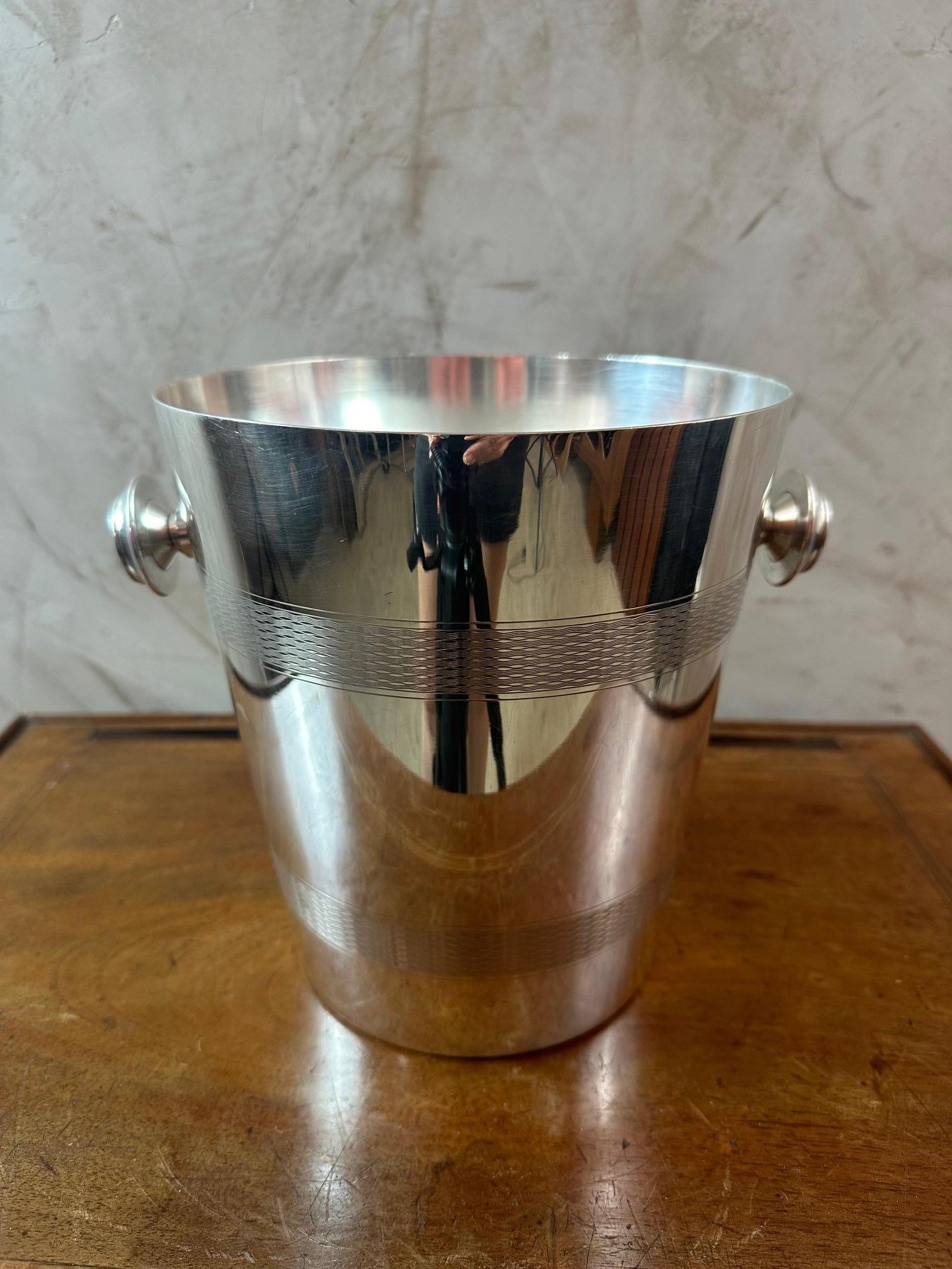 Very beautiful champagne in silver plate dating from the 60s in perfect condition.
“Made in France” inscription below.
Two nice handles on the sides. Engravings in the metal which give a chic side.
Nice quality.