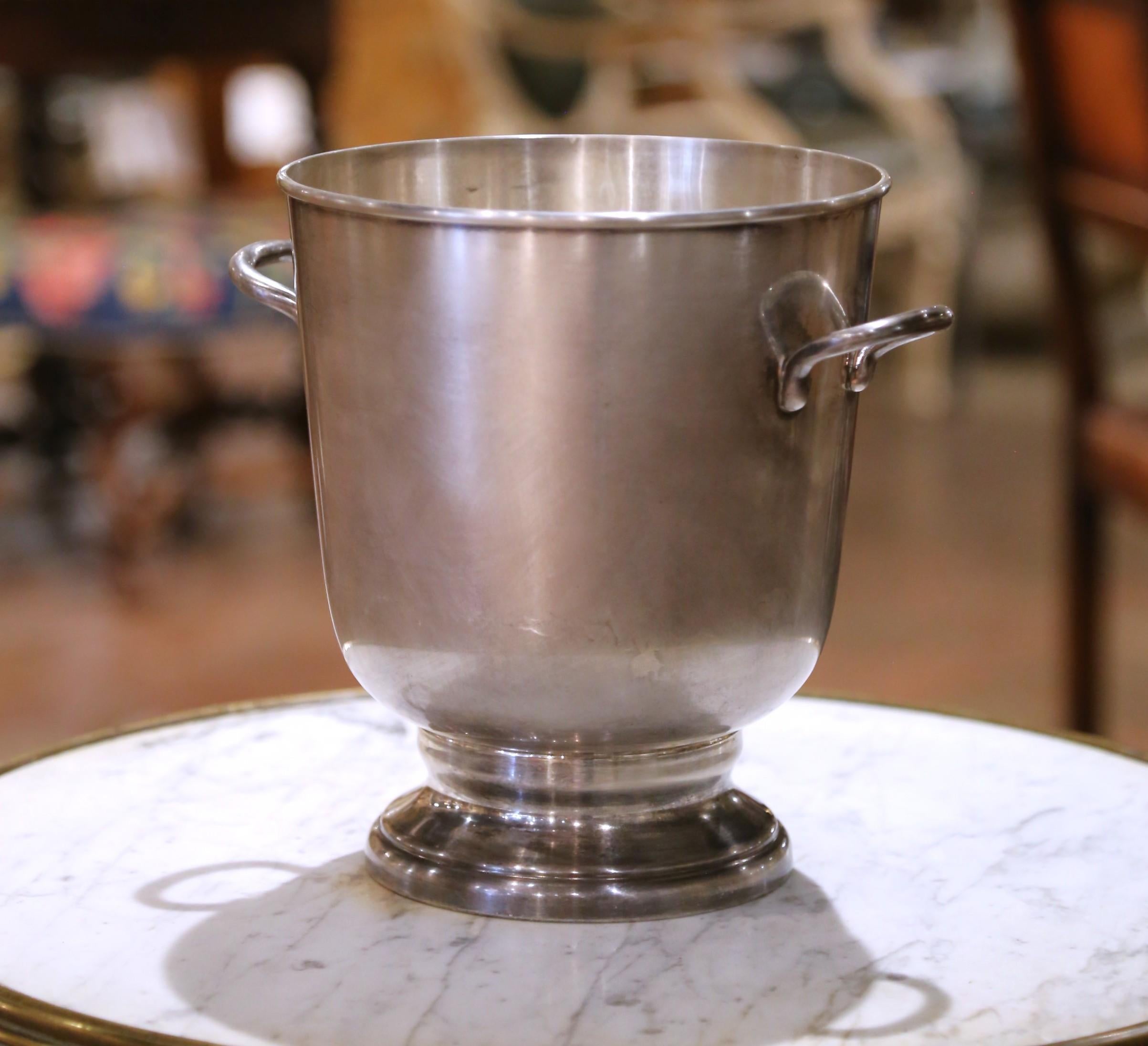 Raffredda il tuo Sancerre o Veuve Clicquot preferito con stile in questo elegante secchiello vintage! Eleva la tua collezione di articoli da bar con questo elegante secchiello da champagne francese, realizzato in Francia nel 1960 circa. Questa