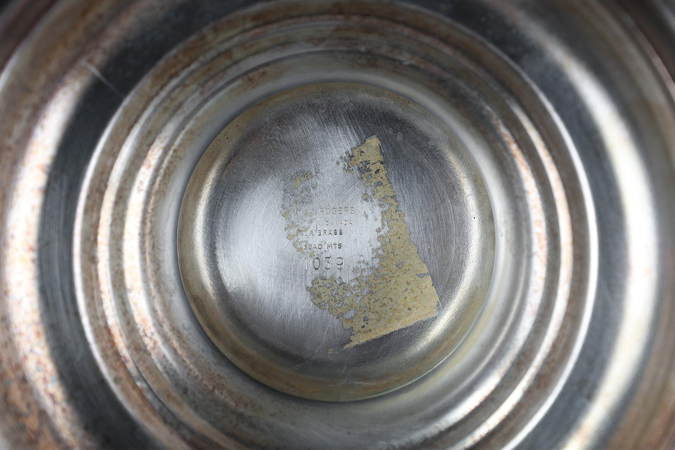 Francia / 1900 / secchiello da champagne argentato / argentato, rame / Mid Century / Vintage / Antico  

Un bellissimo contenitore o secchiello per champagne realizzato in Francia intorno al 1900. Di forma medicea e con bei manici decorati. Il