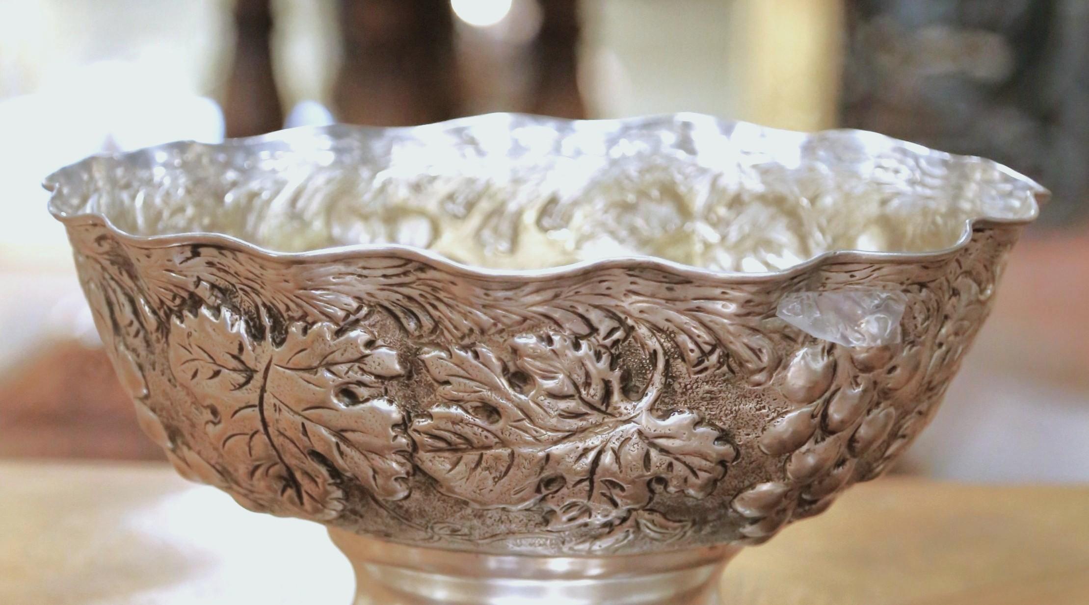 Realizzata in Francia intorno al 1960, questa elegante coppa da champagne placcata in argento è un esempio della raffinatezza della metà del secolo scorso grazie alla decorazione repoussé ricca di dettagli. L'ampio bordo smerlato sfocia in una