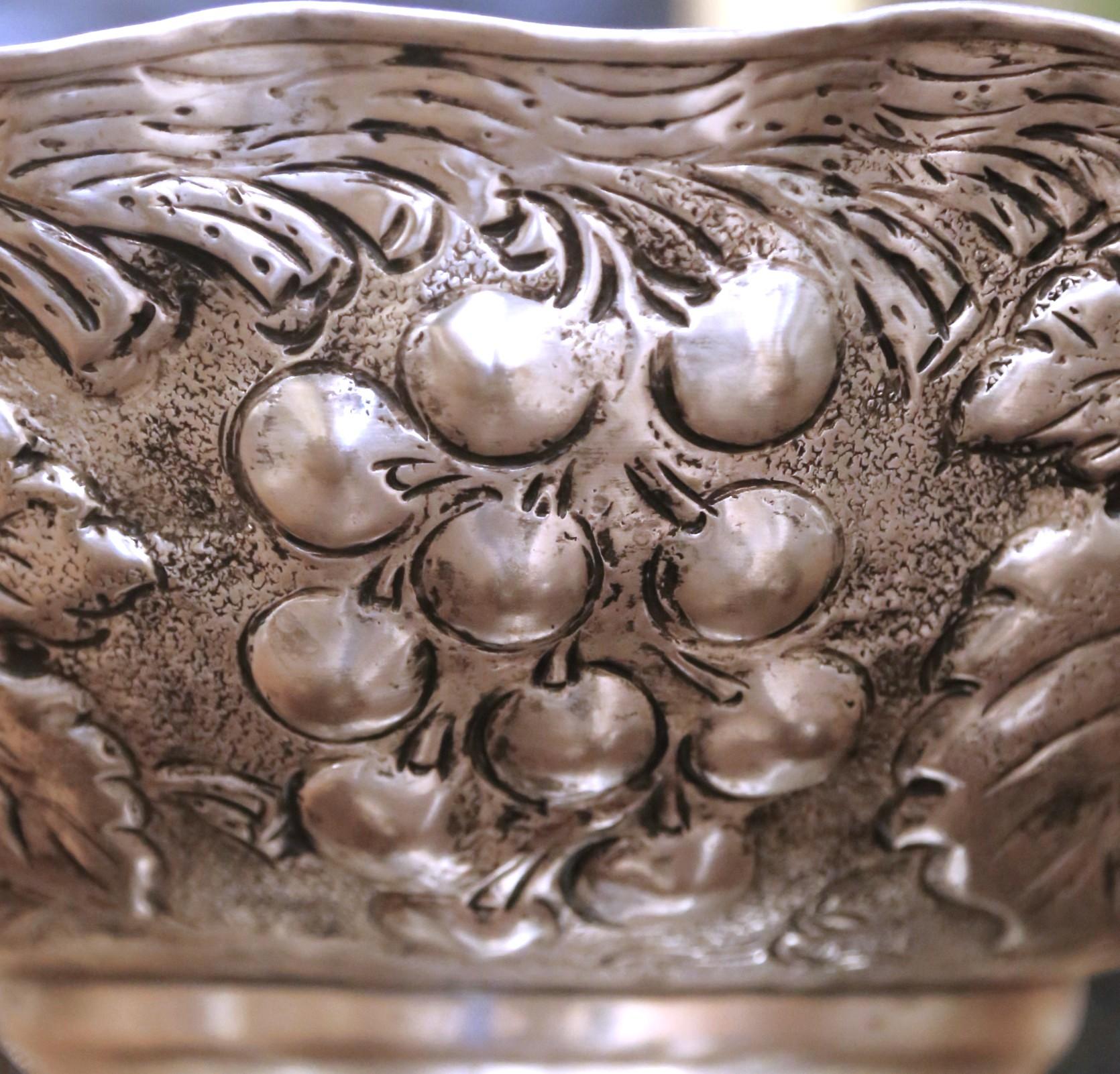Francese Raffreddatore per vino francese di metà secolo placcato d'argento con motivi d'uva in repousse in vendita