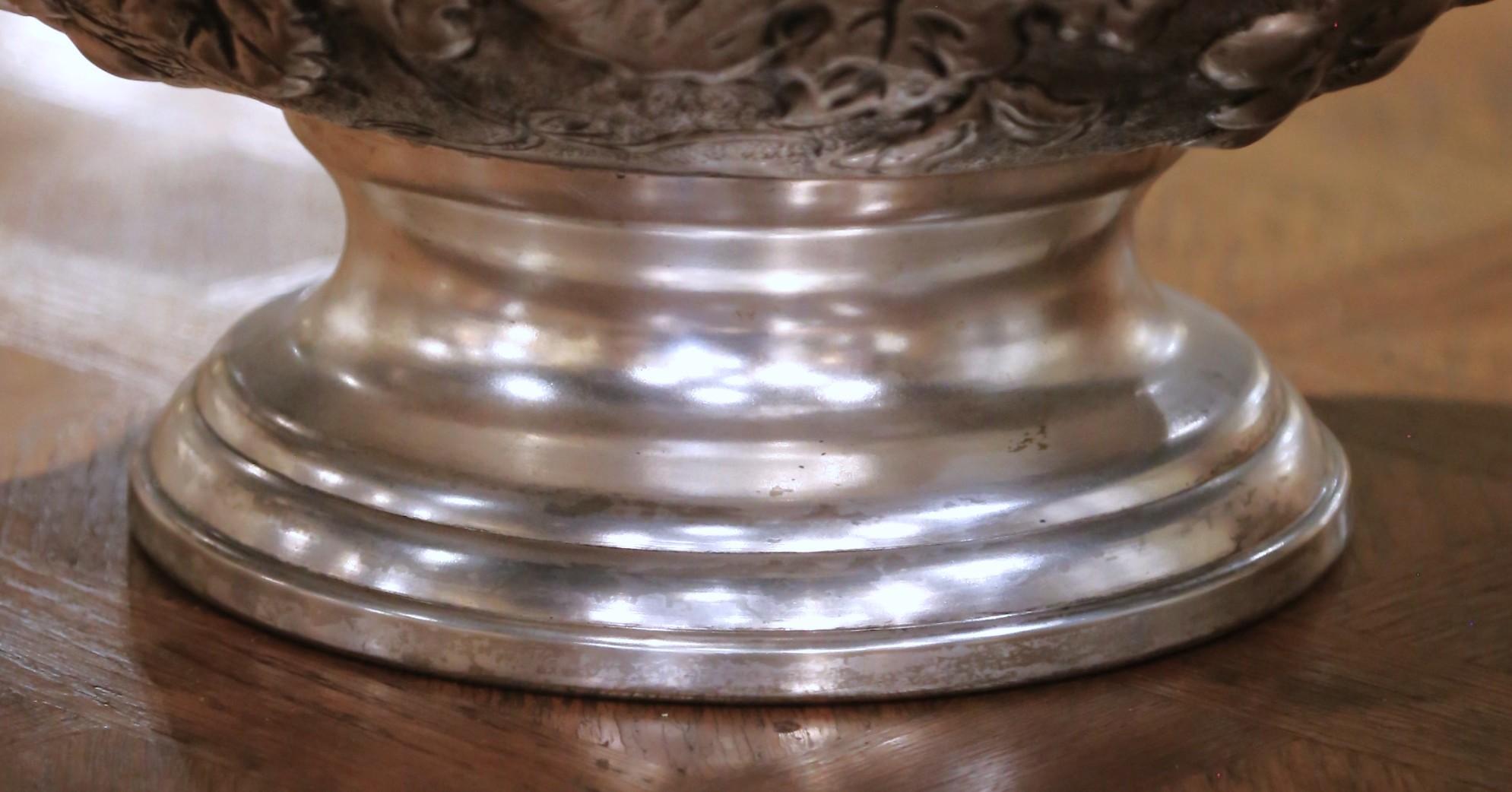 Fatto a mano Raffreddatore per vino francese di metà secolo placcato d'argento con motivi d'uva in repousse in vendita