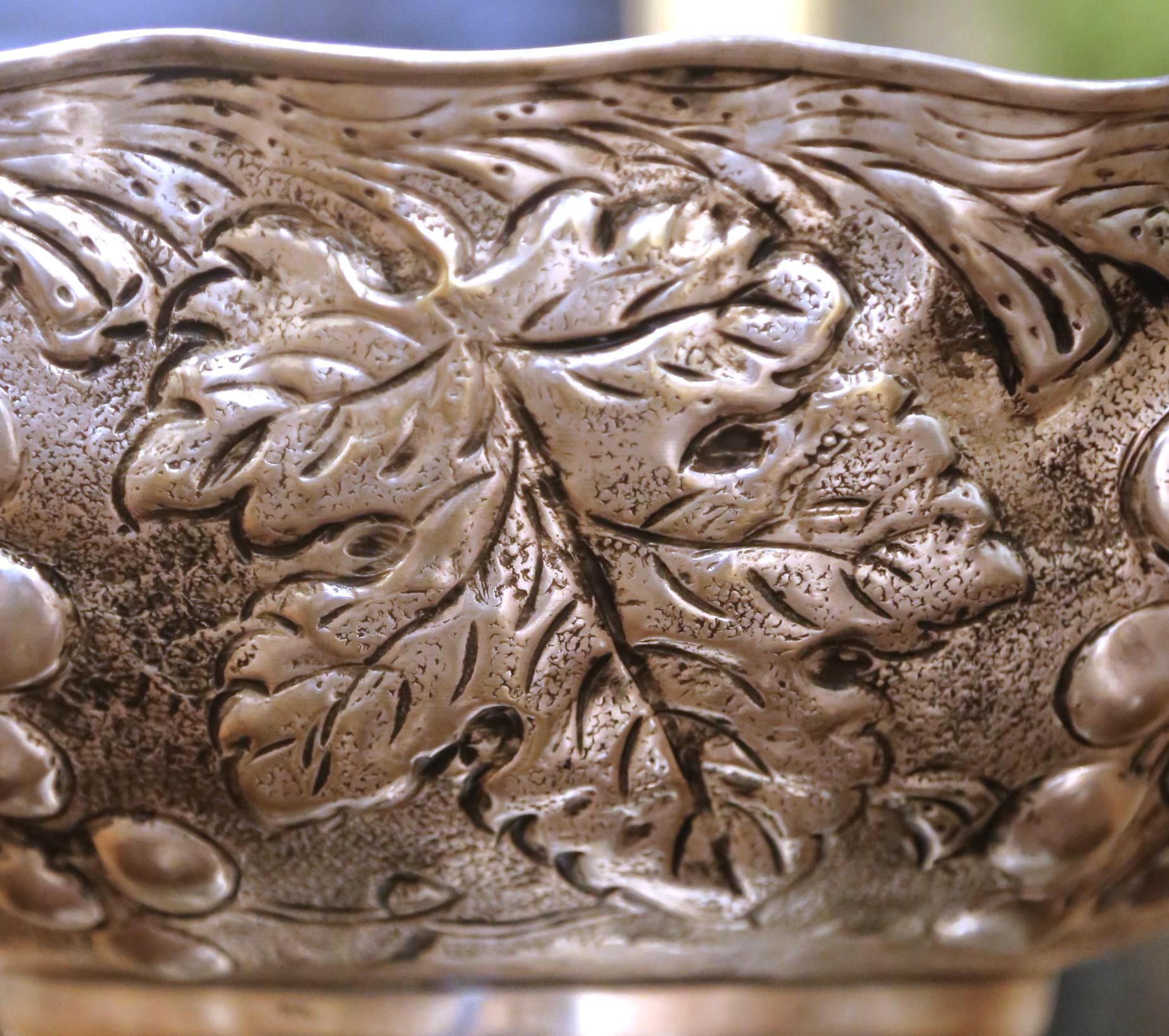 XX secolo Raffreddatore per vino francese di metà secolo placcato d'argento con motivi d'uva in repousse in vendita