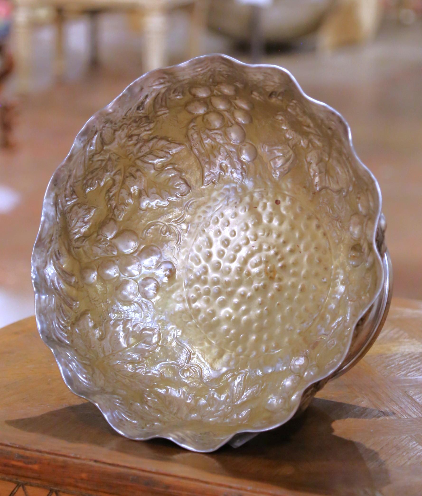 Placcato argento Raffreddatore per vino francese di metà secolo placcato d'argento con motivi d'uva in repousse in vendita