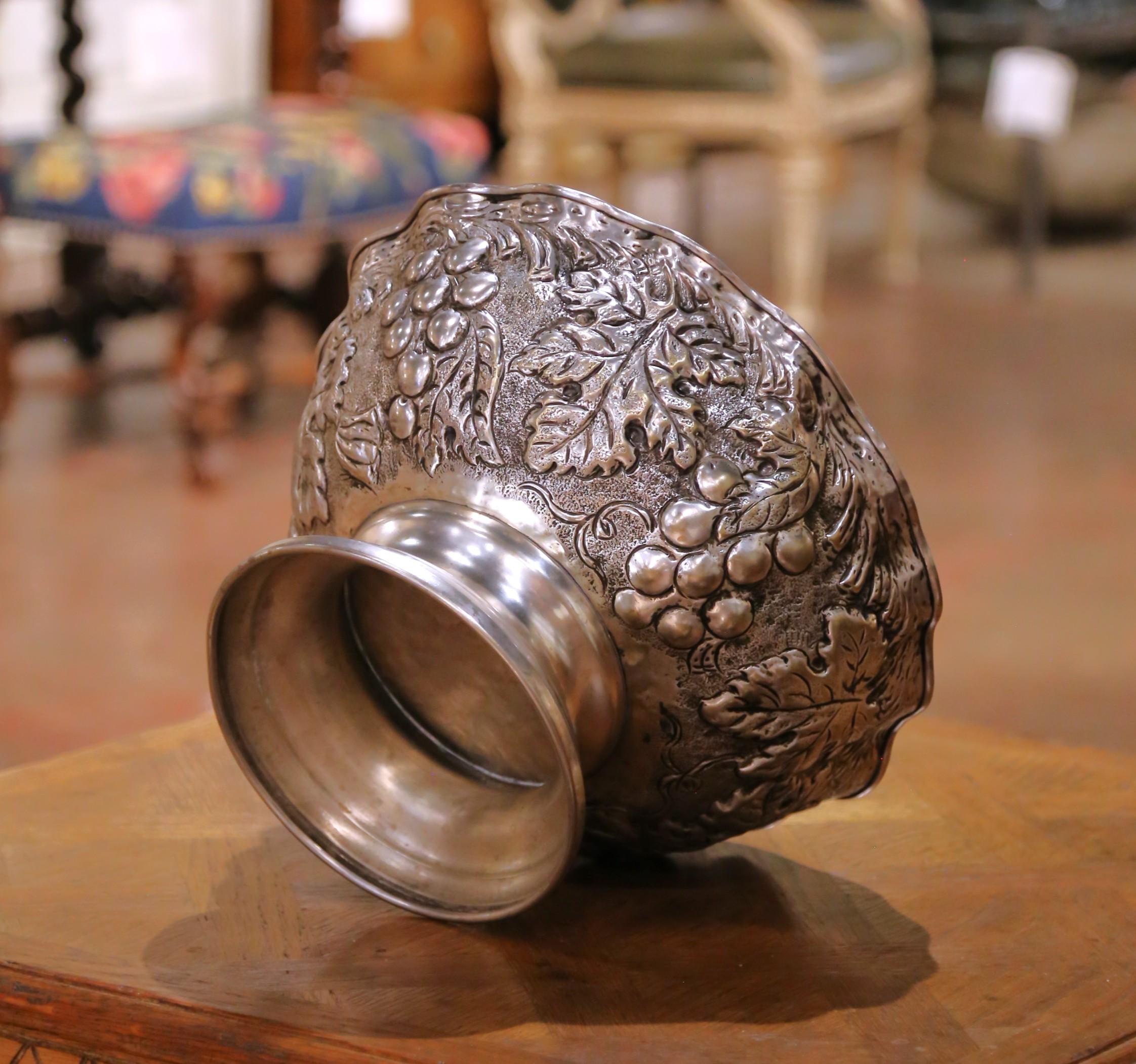 Raffreddatore per vino francese di metà secolo placcato d'argento con motivi d'uva in repousse in vendita 1