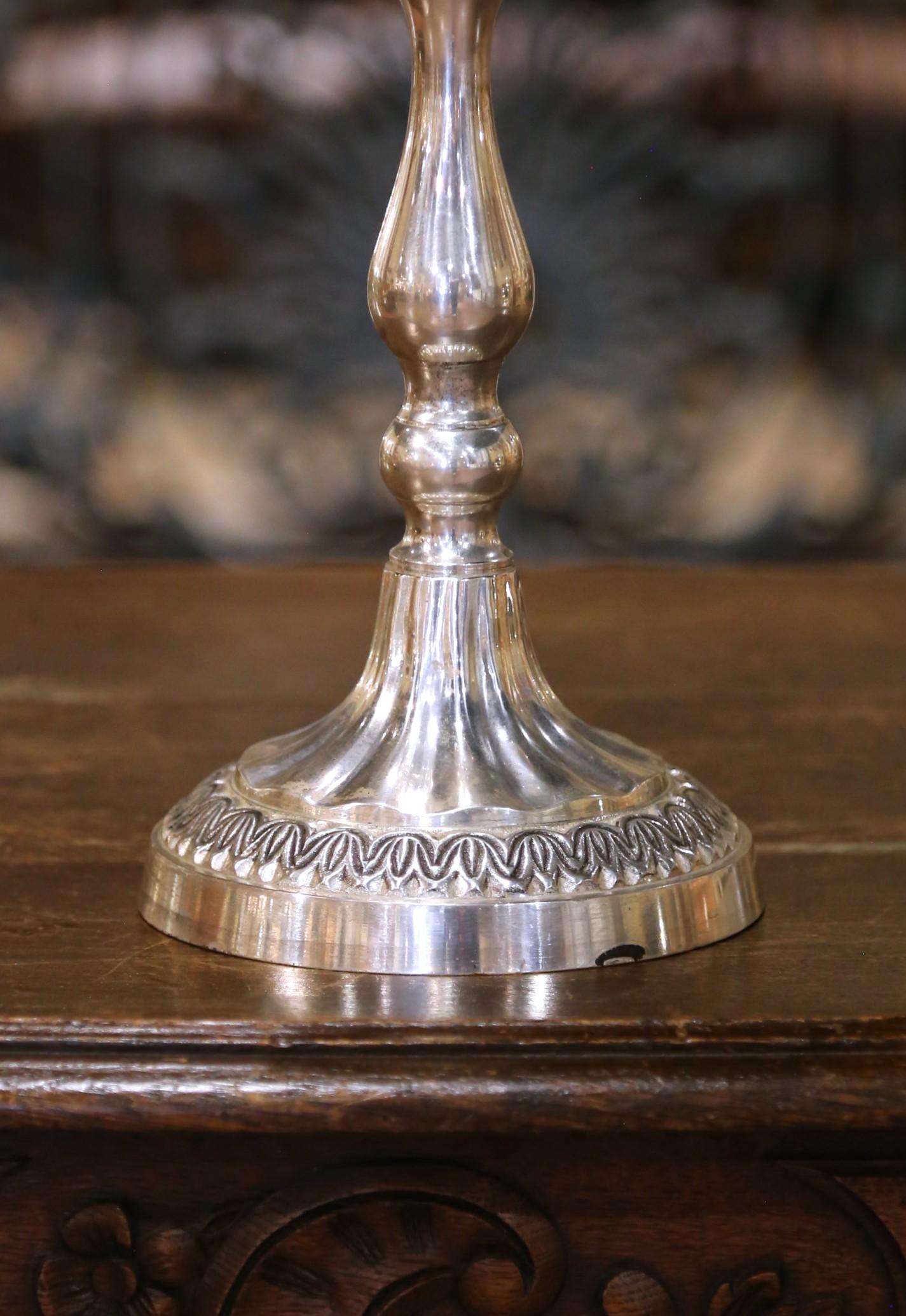 Bougeoir en laiton argenté français du milieu du siècle, avec bordure ornée et base cannelée Excellent état - En vente à Dallas, TX