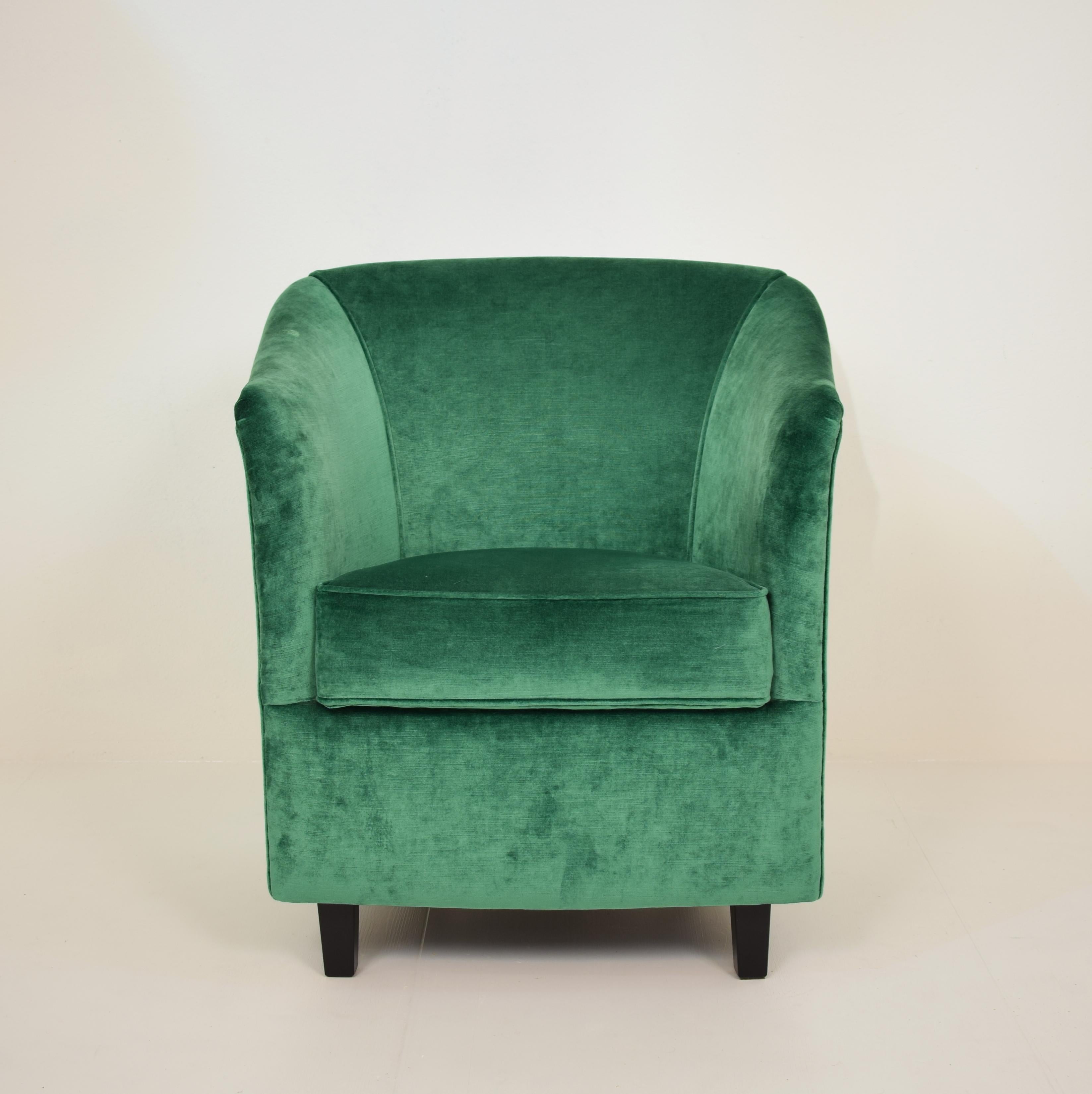 This elegant midcentury French small club chair / armchair from circa 1980 is re-upholstered in green velvet.
A unique piece which is a great eyecatcher for your antique, modern, Space Age or midcentury interior.
All pieces are looked after in our