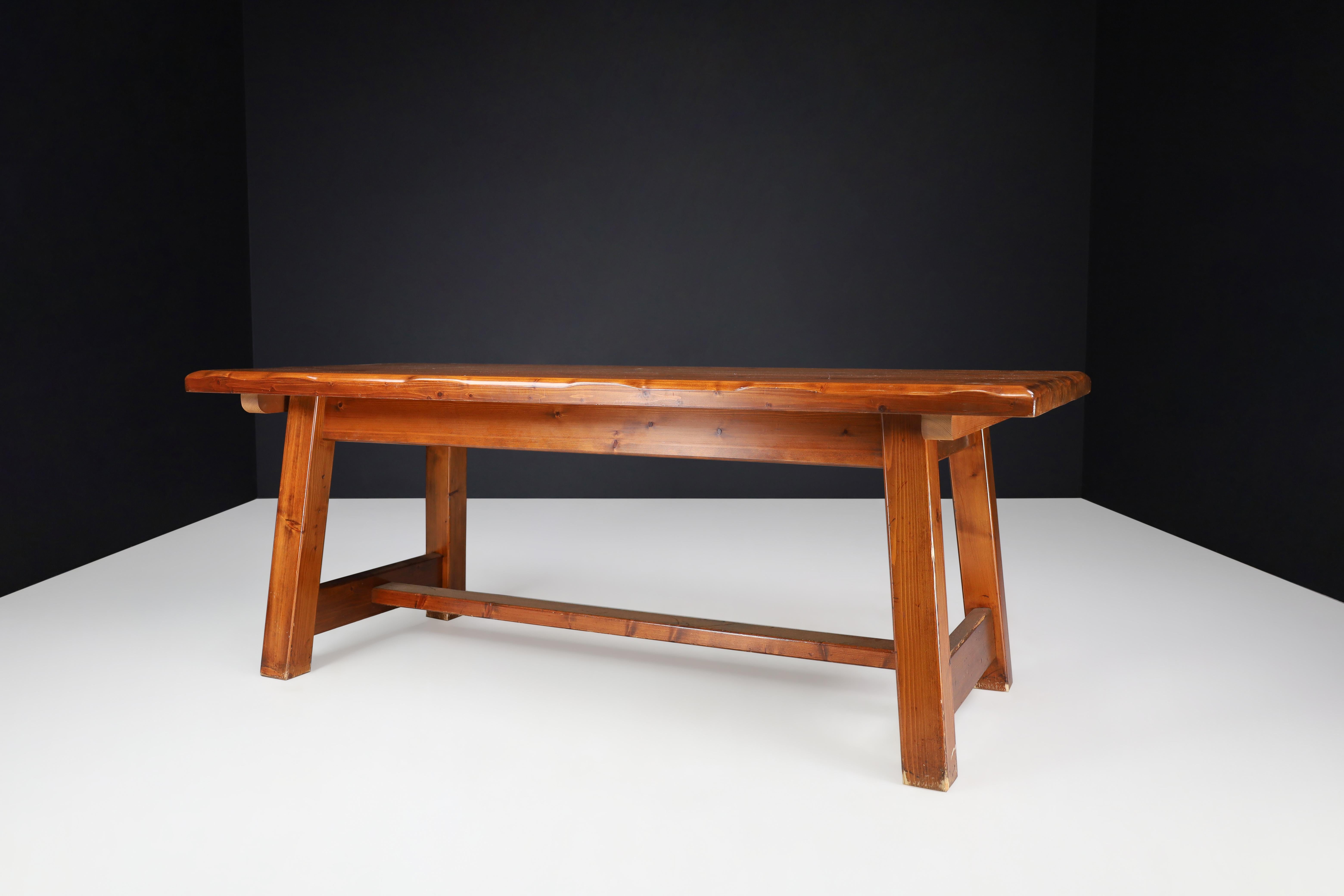 Table de salle à manger en pin massif du milieu du siècle, 1970

Cette table de salle à manger robuste et pleine de caractère a été fabriquée en France dans les années 1970 à partir de pin massif. Emblématique du design alpin et rustique du milieu