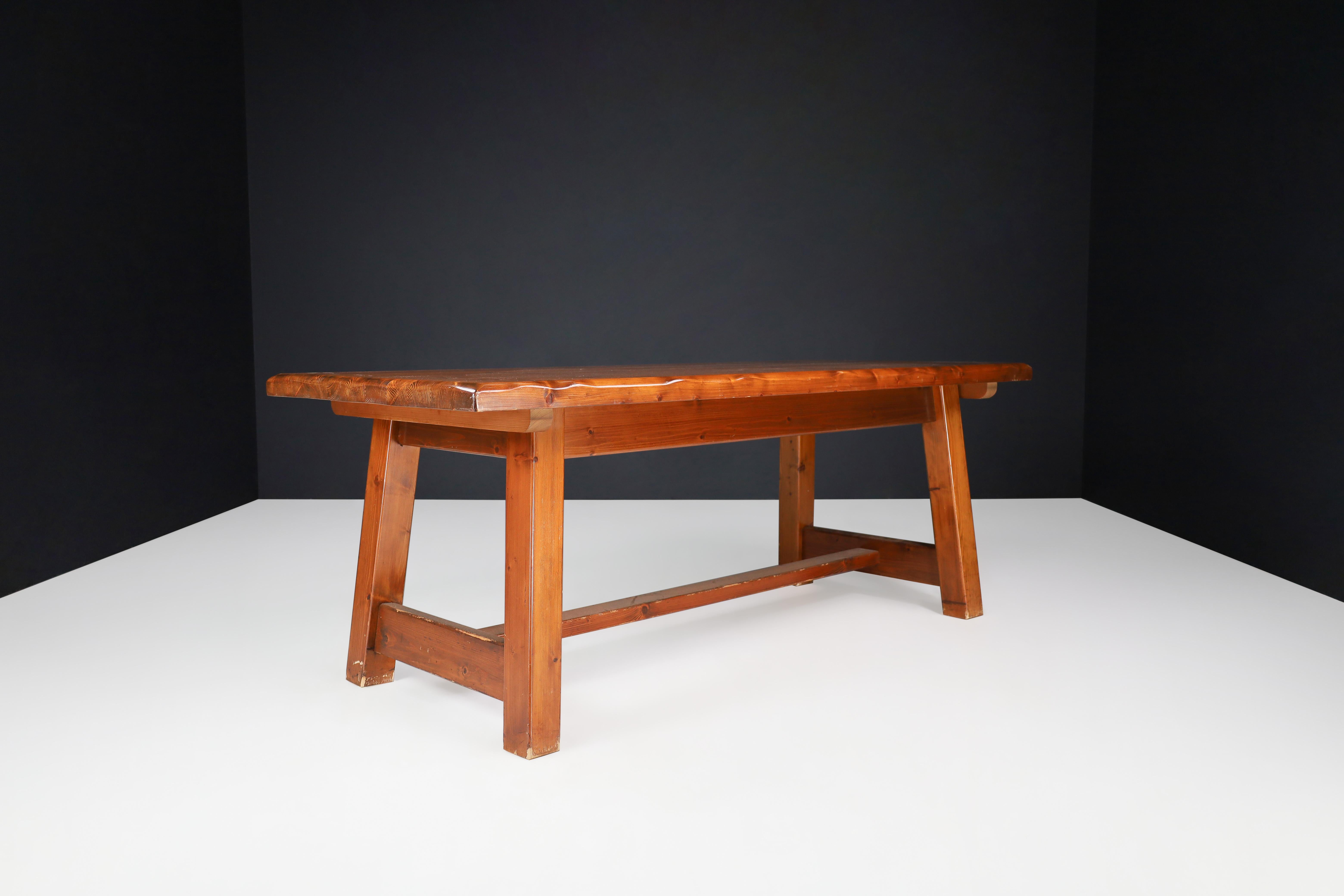 Français Table de salle à manger en pin massif du milieu du siècle, 1970 en vente