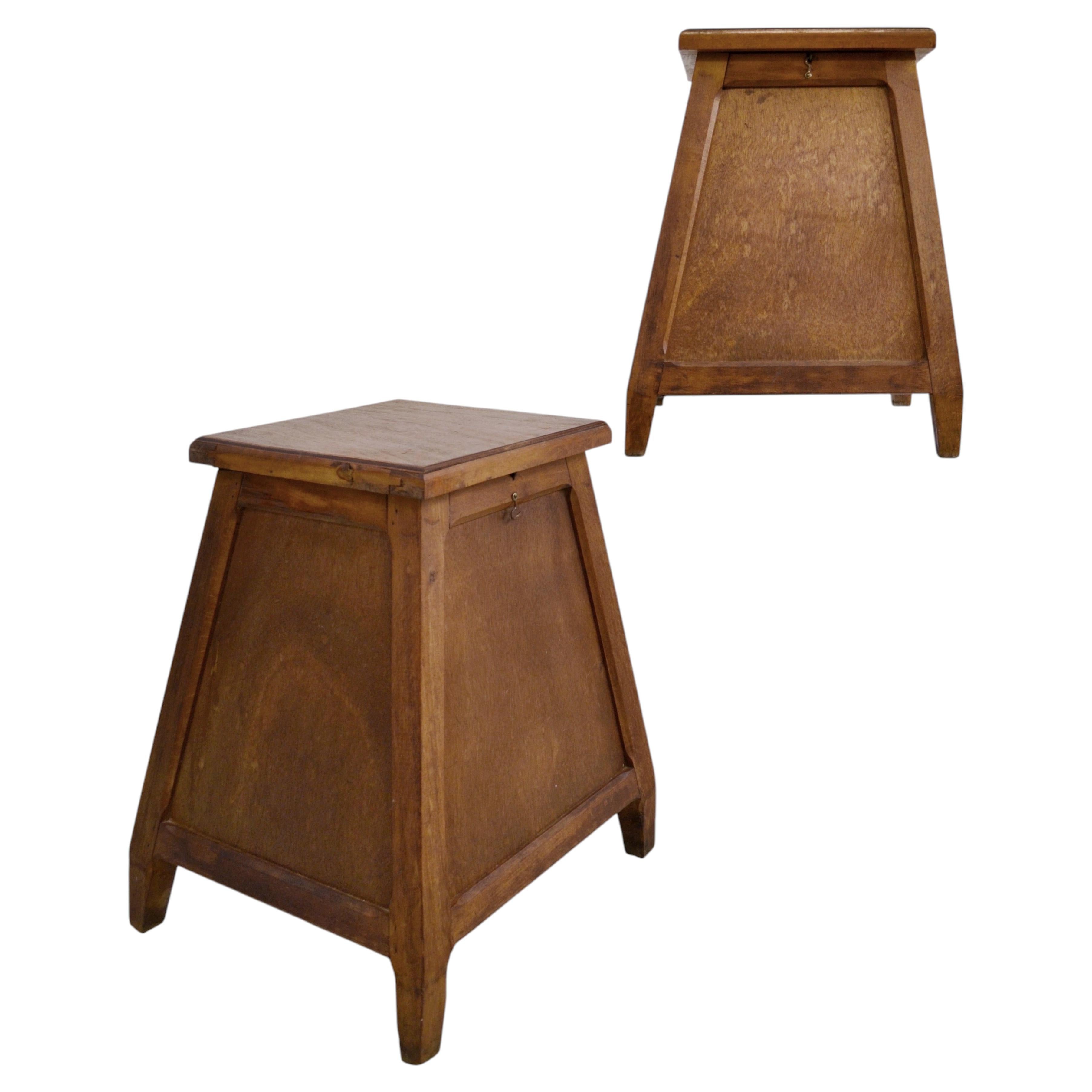 Tabourets français du milieu du siècle, Beeche massif, rangement dissimulé, années 1950