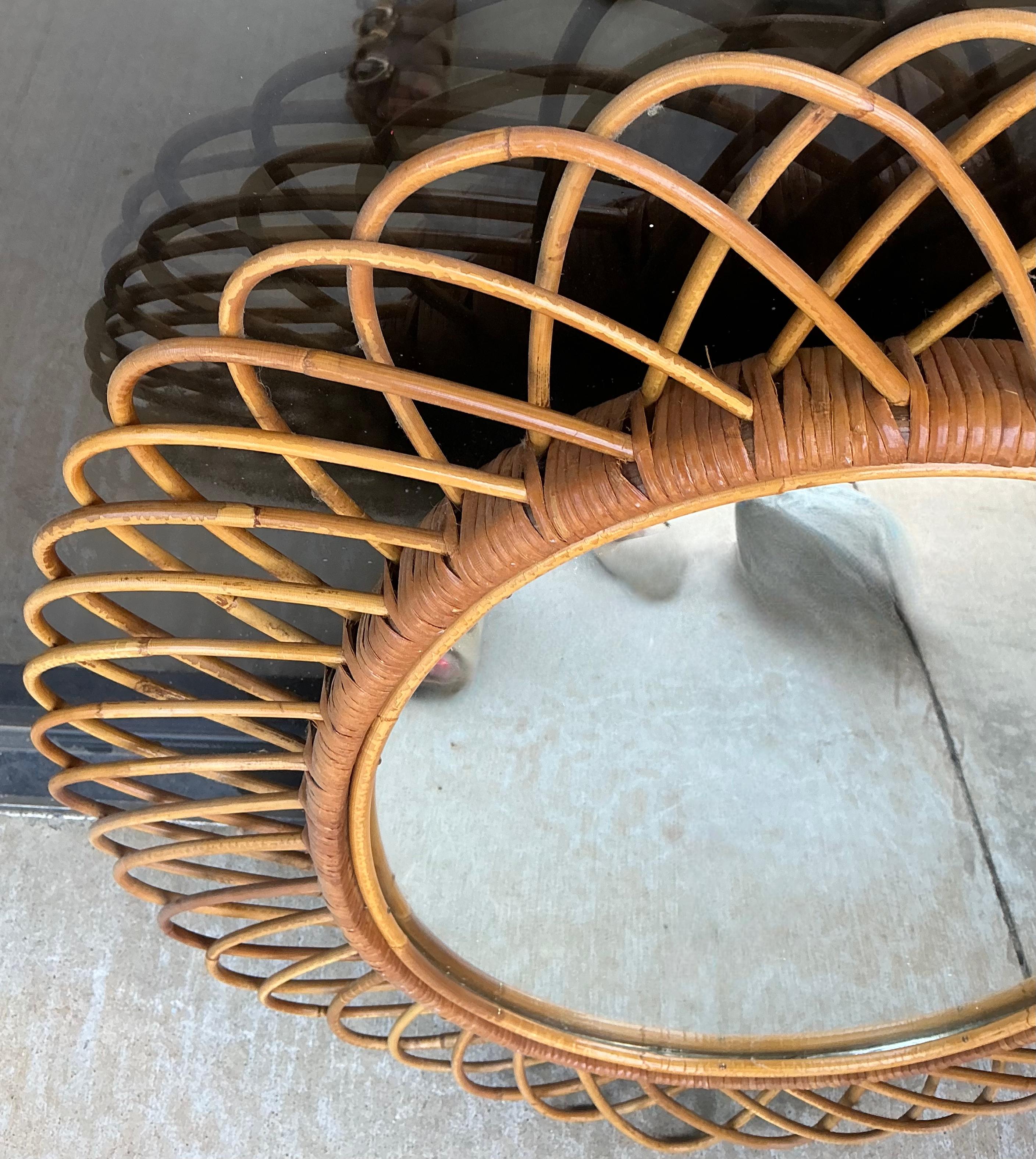 Bohémien Specchio da parete in bambù e rattan in stile francese di metà secolo in vendita