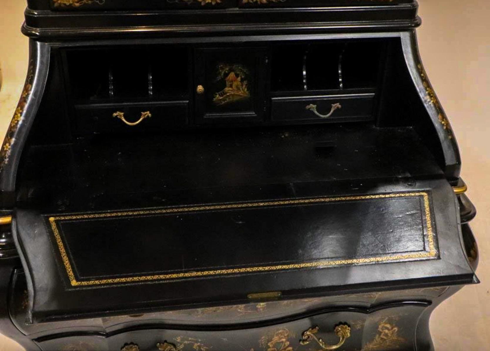 Dies ist ein handbemalter Chinoiserie-Sekretär im französischen Stil der Jahrhundertmitte mit einem einzigartigen Sockel in Bombenform und einer Glasplatte. Er eignet sich sowohl als Ausstellungsstück als auch als funktionaler Schreibtisch. Es ist